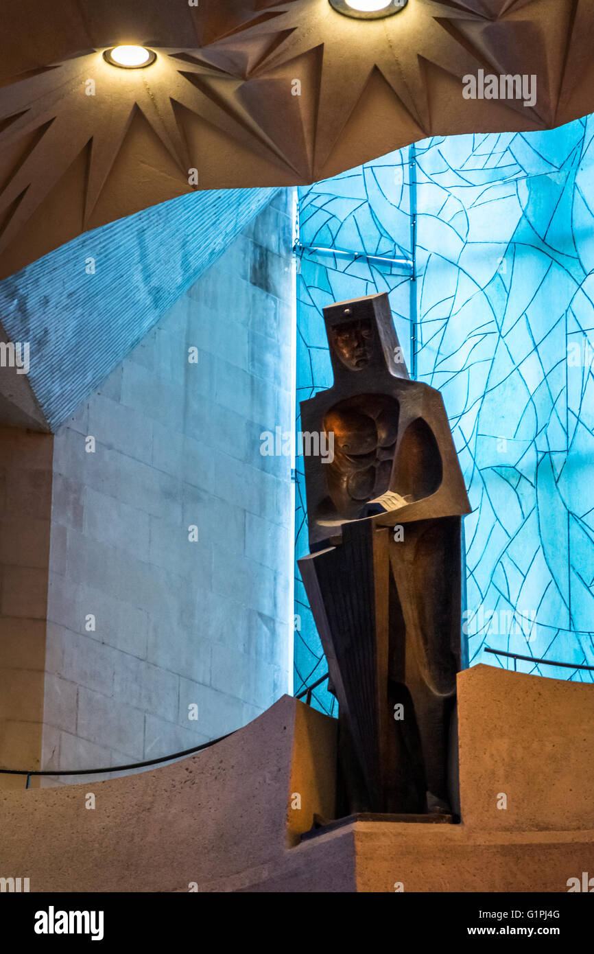 Una estatua religiosa de metal dentro de la Catedral de la Sagrada