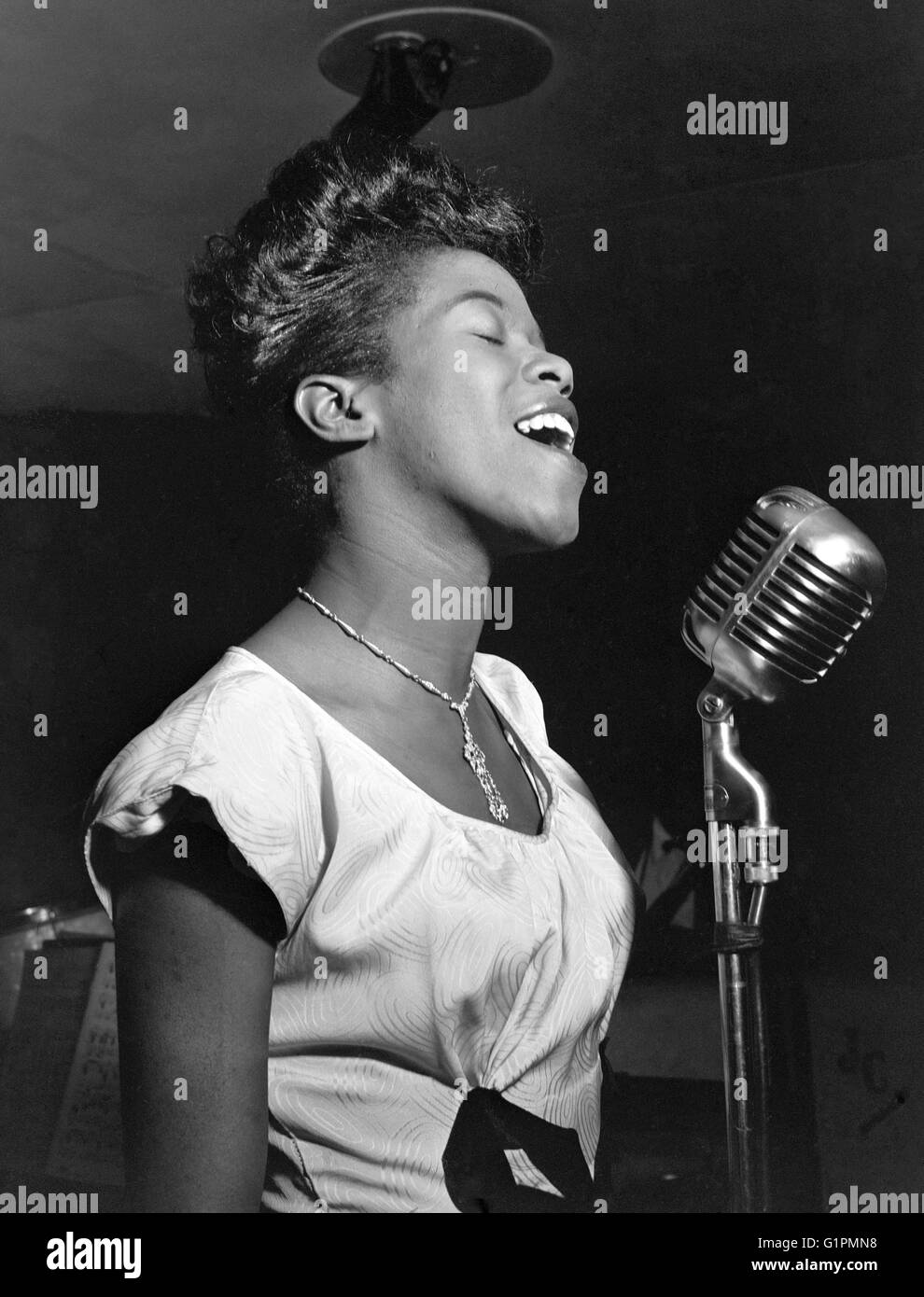 SARAH Vaughan (1924-1990). El cantante norteamericano. En el Cafe Society en la Ciudad de Nueva York. Fotografía por William P. Gottlieb, 1946. Foto de stock