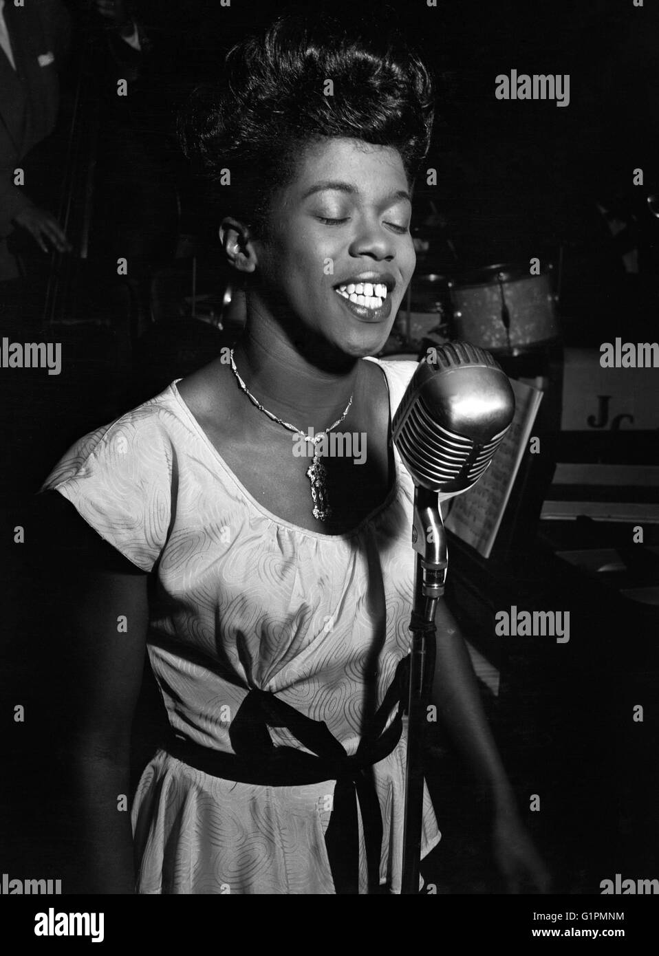 SARAH Vaughan (1924-1990). El cantante norteamericano. En el Cafe Society en la Ciudad de Nueva York. Fotografía por William P. Gottlieb, 1946. Foto de stock