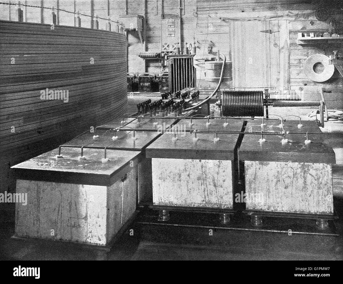El laboratorio de Tesla C1900. Parte esencial del oscilador eléctrico utilizado en los experimentos en el laboratorio de Nikola Tesla en Colorado Springs, Colorado. Fotografía por Dickenson V. Alley, c1900. Foto de stock