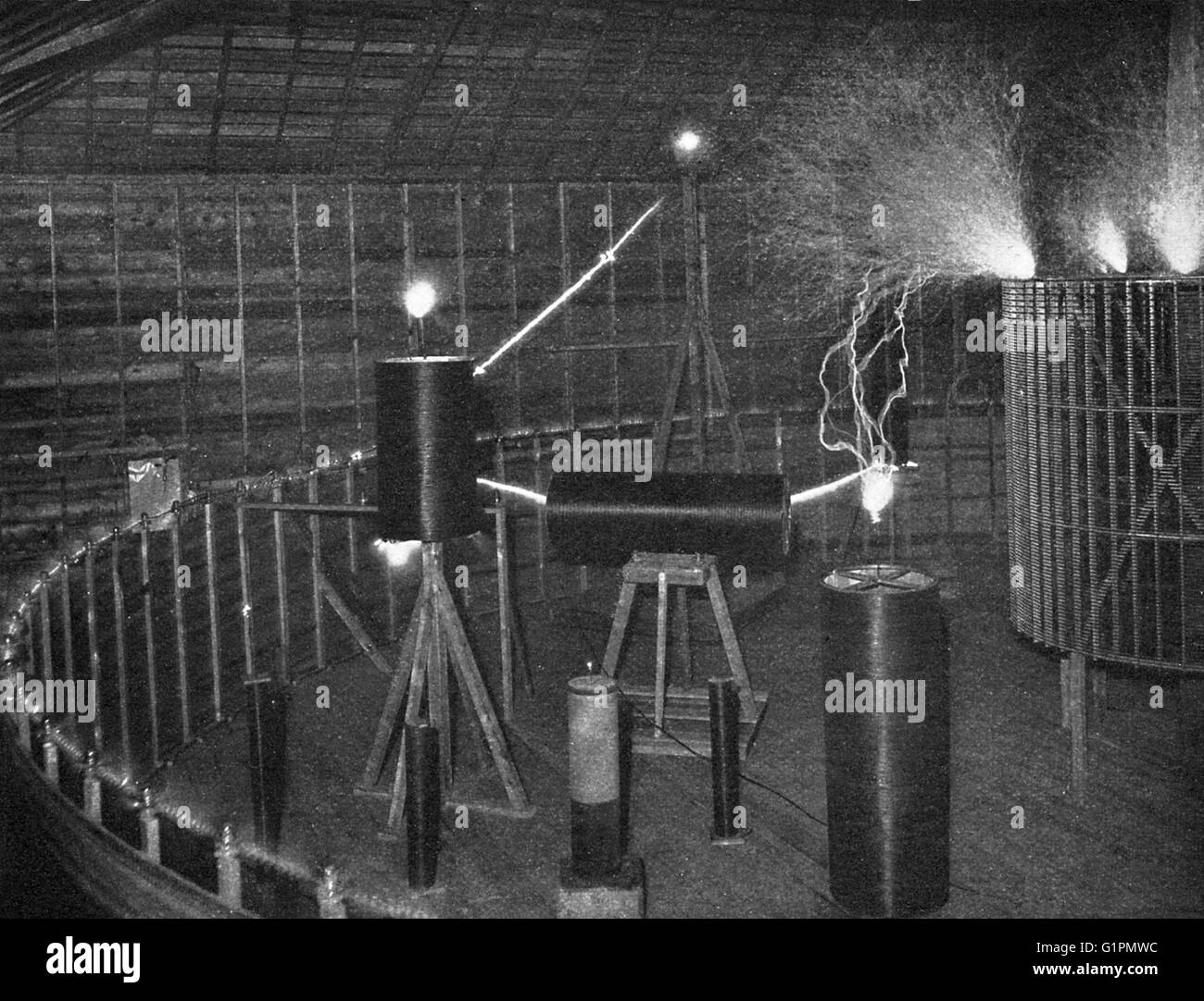El laboratorio de Tesla C1900. Las bobinas responder a oscilaciones eléctricas durante una demostración en el laboratorio de Nikola Tesla en Colorado Springs, Colorado. Fotografía por Dickenson V. Alley, c1900. Foto de stock