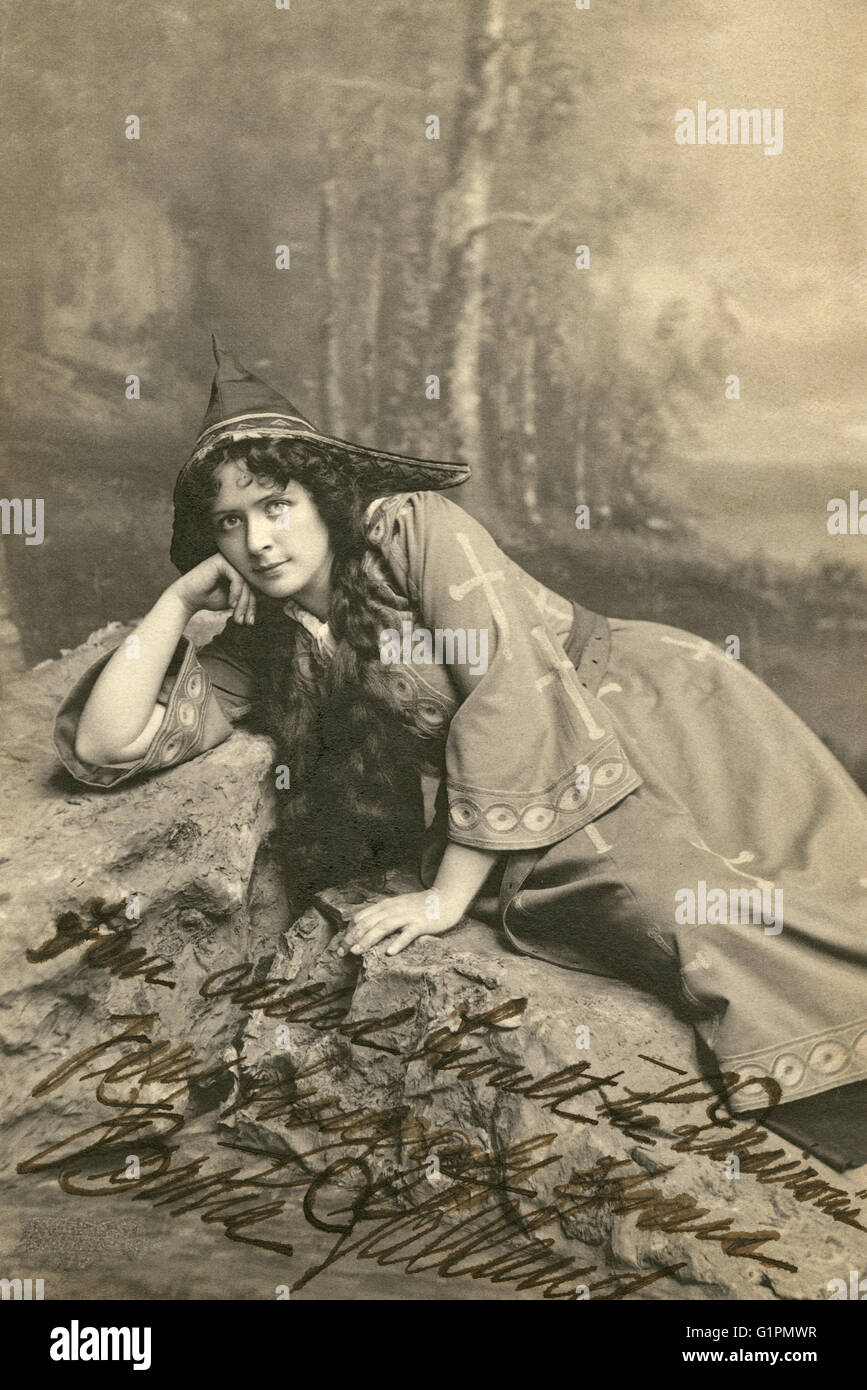 BERTHA GALLAND (1876-1932). Actriz norteamericana. Como Isoult la celosa en 'Los amantes del bosque." Fotografía, c1901. Foto de stock