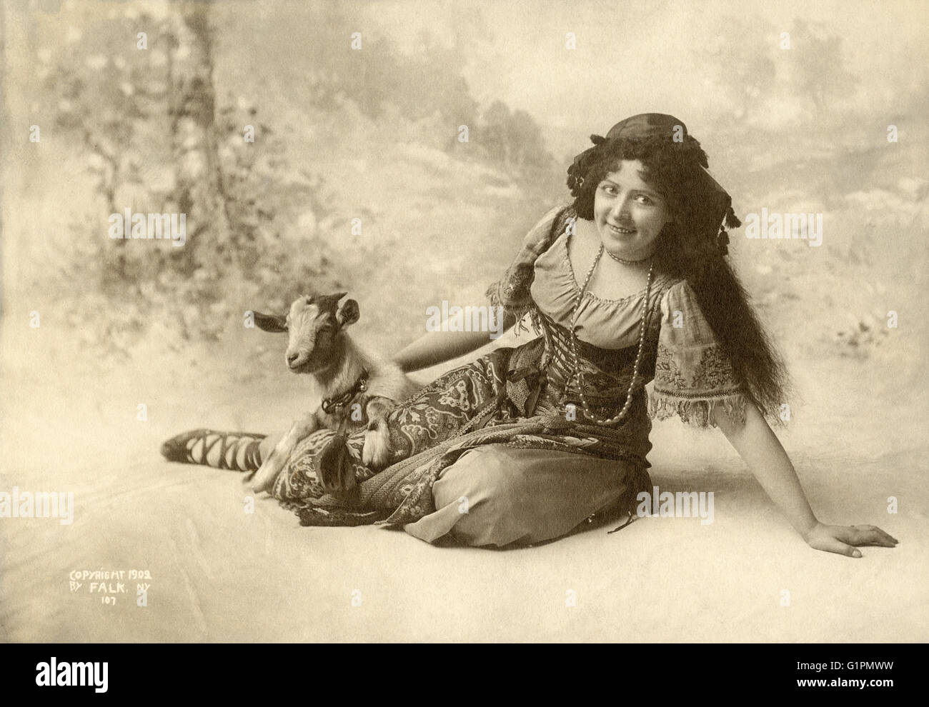 BERTHA GALLAND (1876-1932). Actriz norteamericana. Como Esmeralda en 'El Jorobado de Notre Dame." fotografiado por J.B. Falk, 1902. Foto de stock
