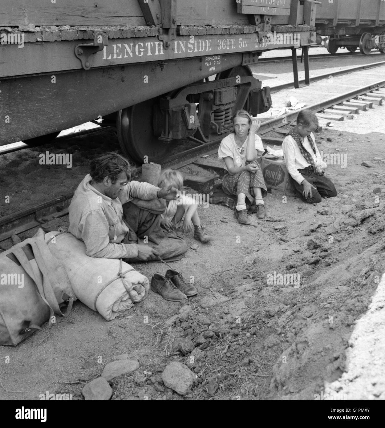La familia itinerante, 1939. La familia itinerante que viaja por tren de mercancías en Toppenish, Washington. Fotografía de Dorothea Lange, 1939. Foto de stock