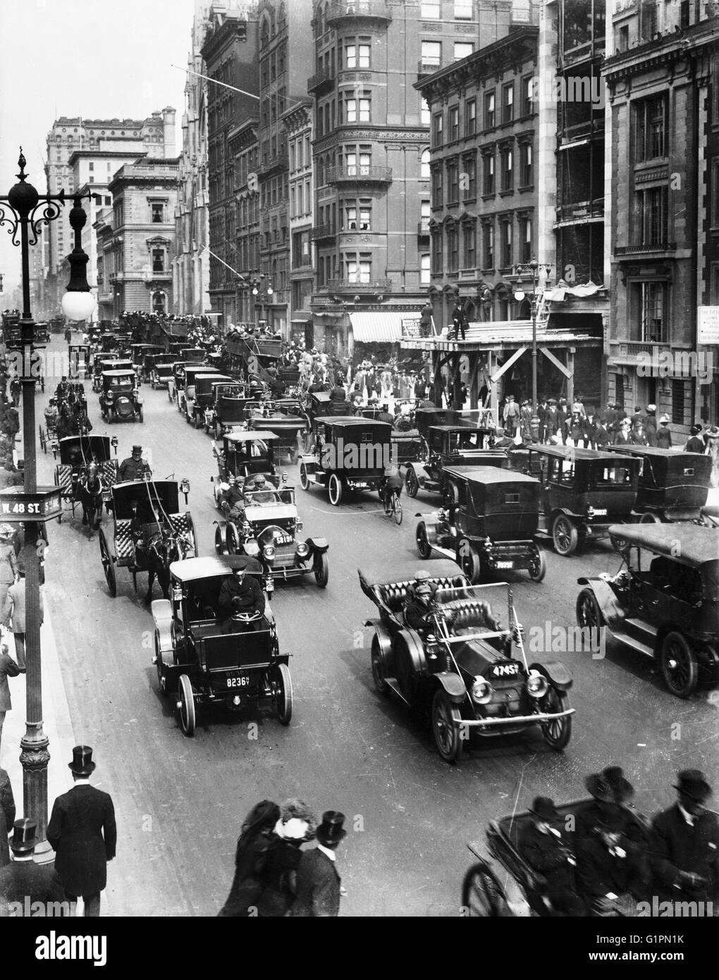 La CIUDAD DE NUEVA YORK: el tráfico, c1910. Transporte y Tráfico de automóviles a lo largo de la Quinta Avenida en la calle 48 en la Ciudad de Nueva York. Fotografía, c1910. Foto de stock