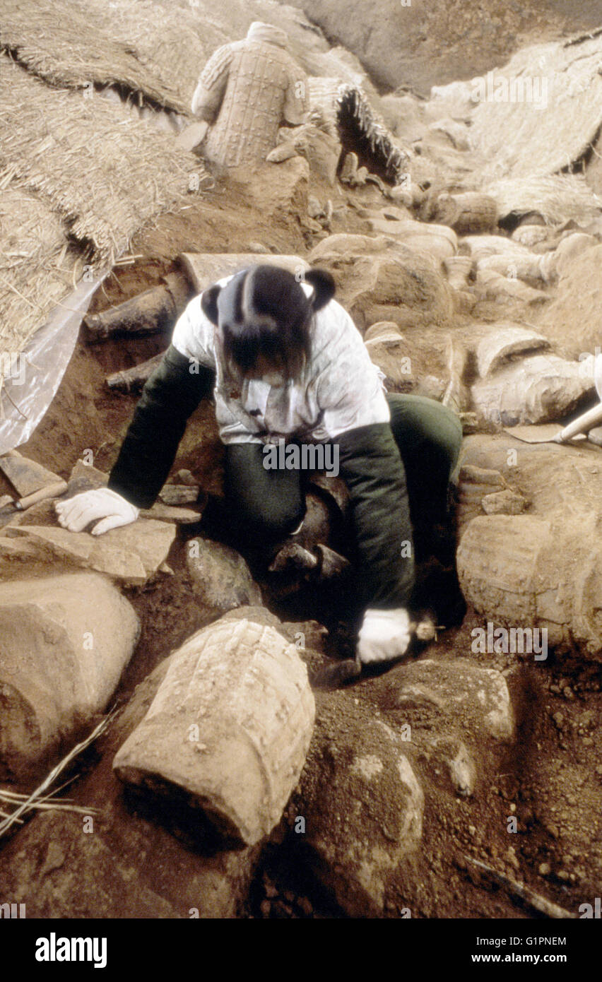 CHINA: el ejército de terracota. Trabajador de soldados de terracota de excavación del mausoleo de Qin Shi Huang (259-210 a.C.), el primer emperador Qin, en Xian, en la provincia china de Shanxi. Fotografía, c1980. Foto de stock