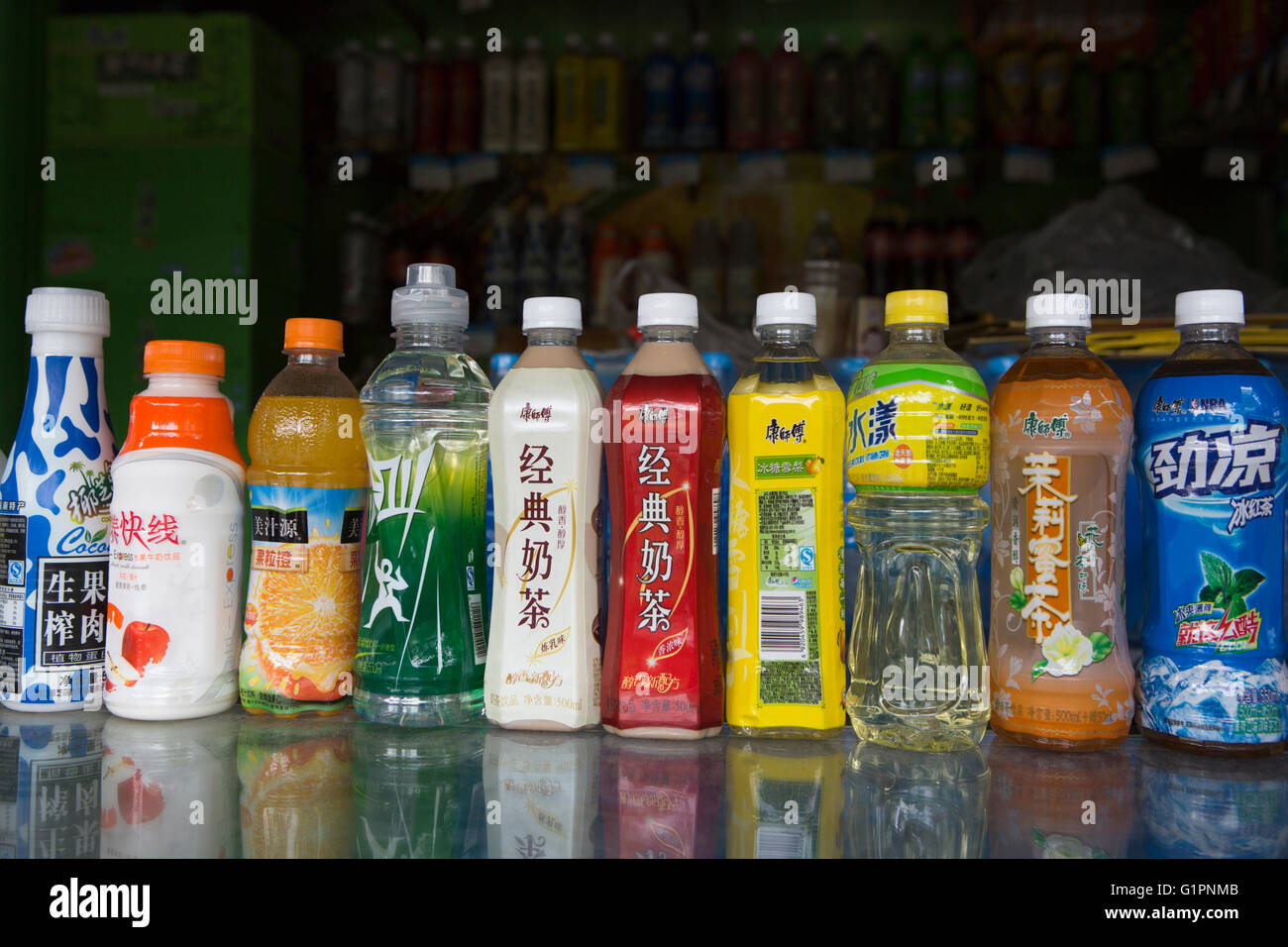 Diversas botellas de bebidas chino con funda retráctil etiquetas en China Foto de stock