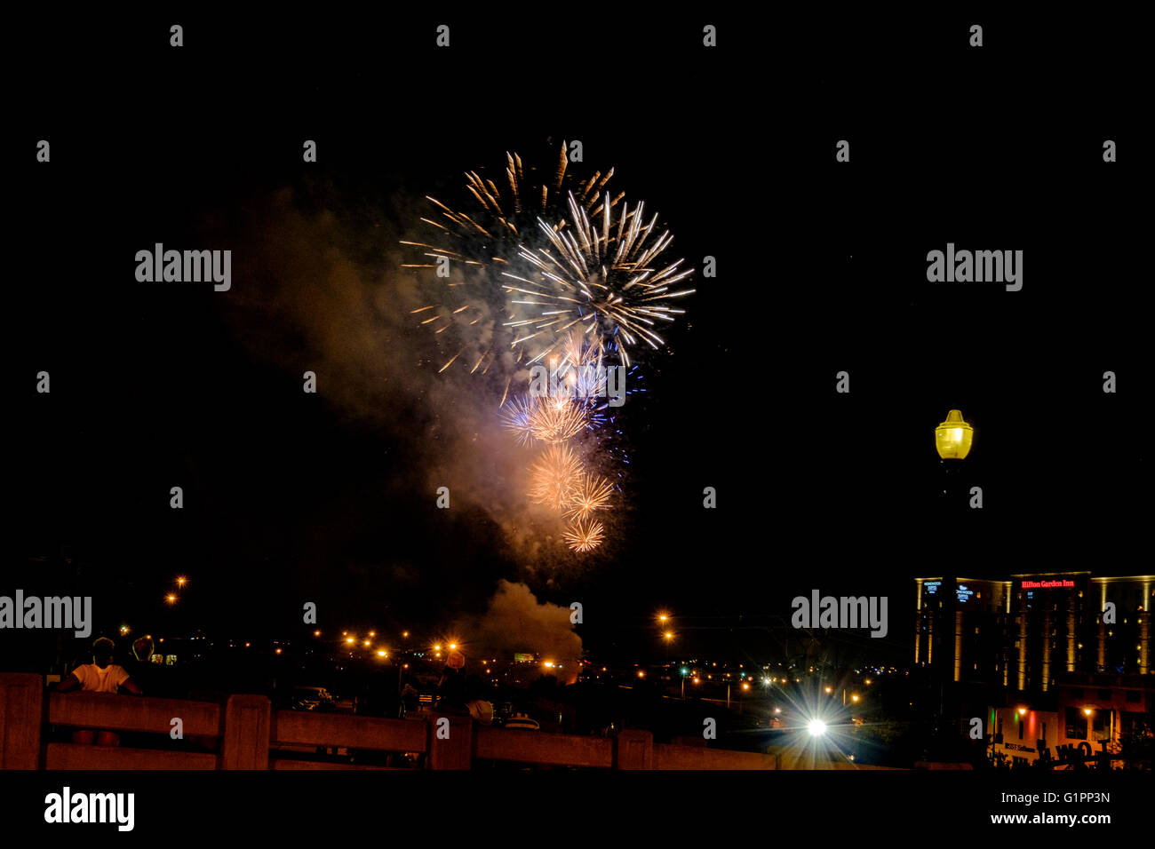 Día de la independencia americana celibration con explosión de fuegos artificiales sobre el Bricktown ballpark en el centro de la ciudad de Oklahoma, Oklahoma, Estados Unidos. Foto de stock