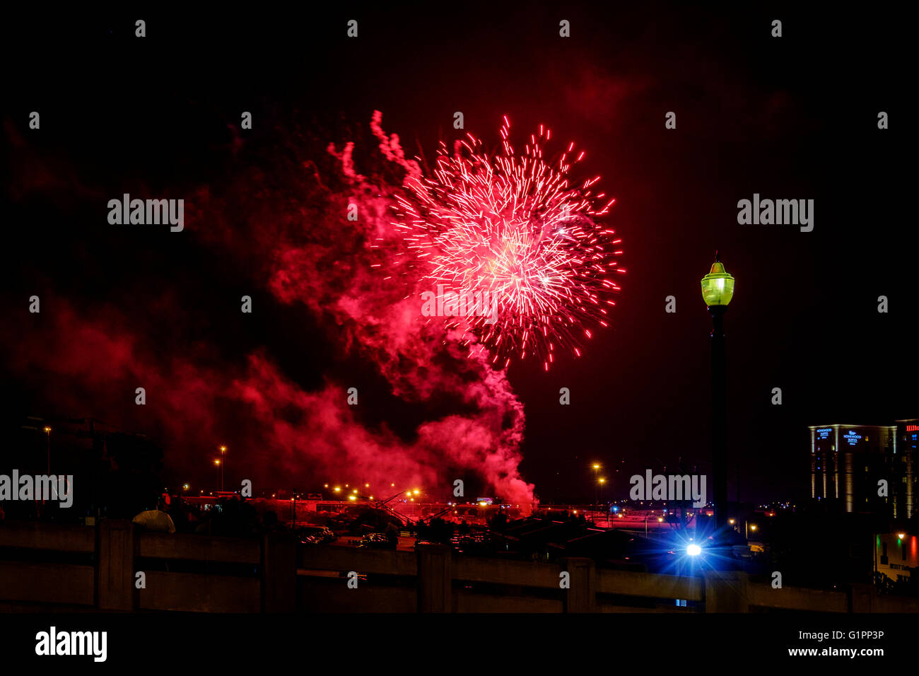 Celebración del Día de la independencia americana con explosión de fuegos artificiales sobre el Bricktown ballpark en el centro de la ciudad de Oklahoma, Oklahoma, Estados Unidos. Foto de stock