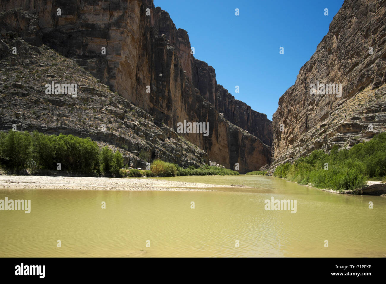 Río Grande sale de Santa Elena Canyon, cerca Castolon, Texas en el Parque Nacional de Big Bend. Foto de stock