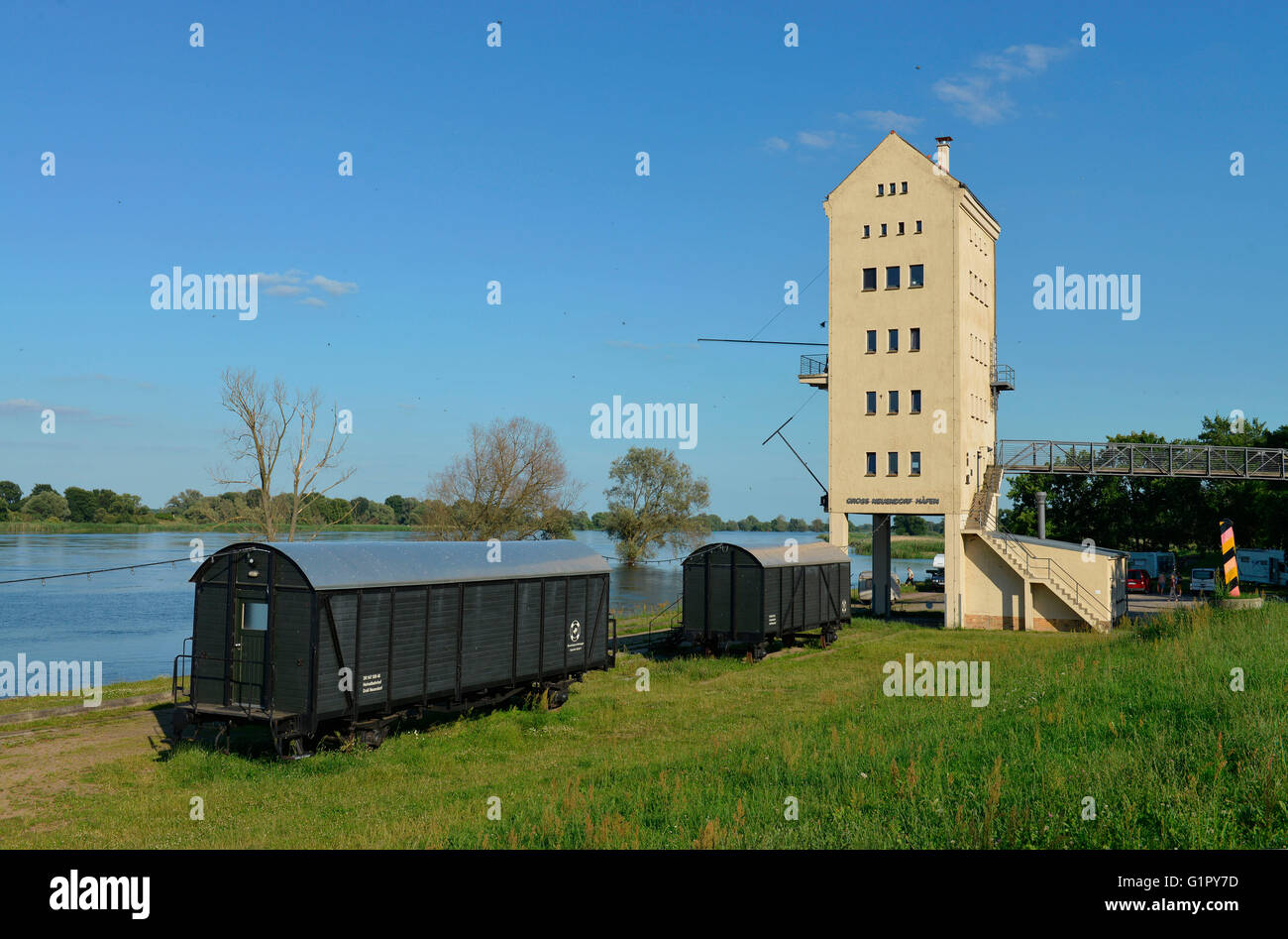 Torre de carga, puerto, Gross Neuendorf, Brandenburgo, Alemania Foto de stock