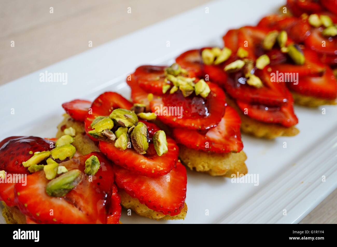 Vegan fresa y pistacho financiers hechas con aquafaba Foto de stock