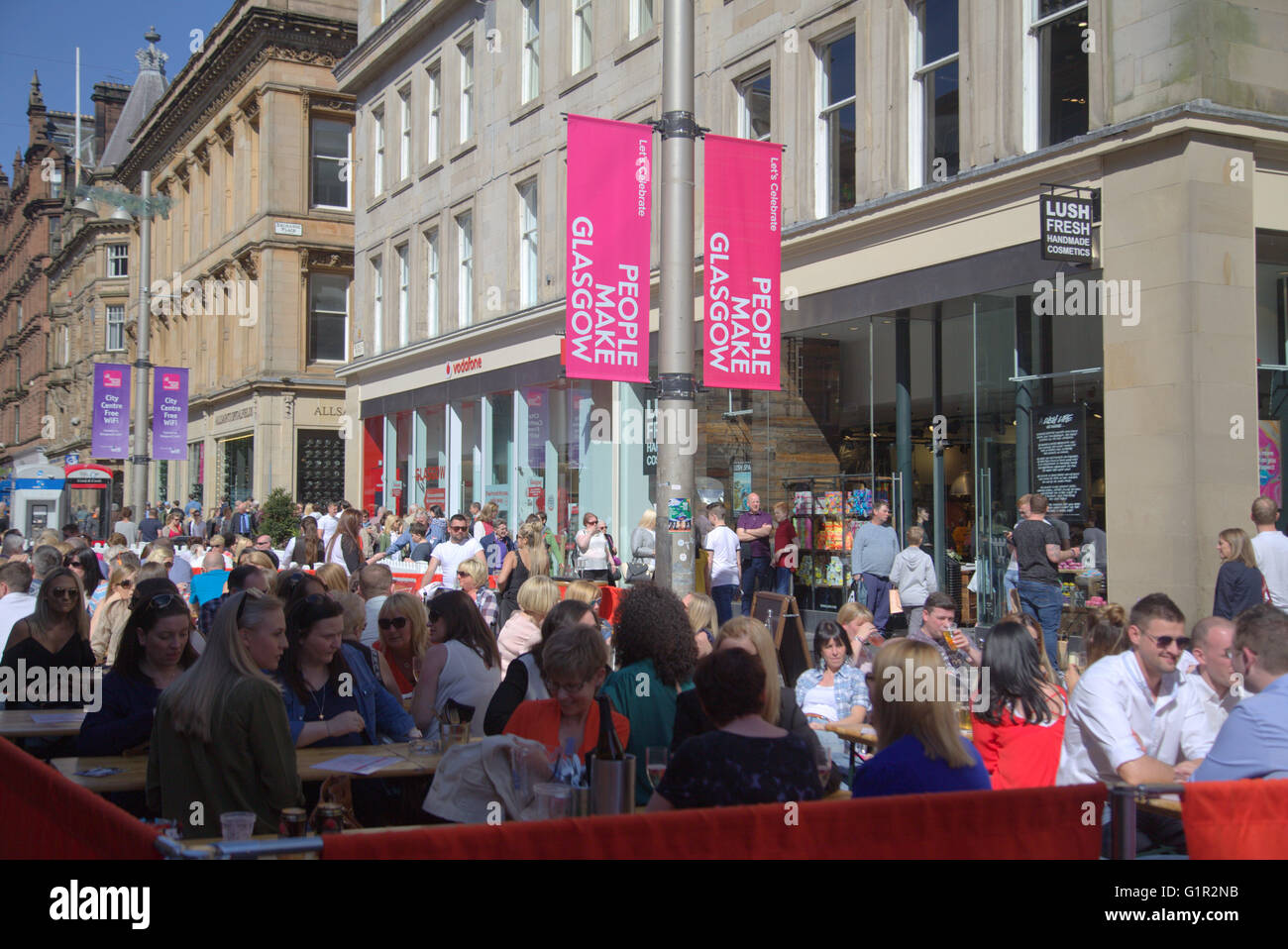 Glasgow street scene para comer al aire libre en un día soleado, Buchanan Street, Glasgow, Escocia, Reino Unido Foto de stock