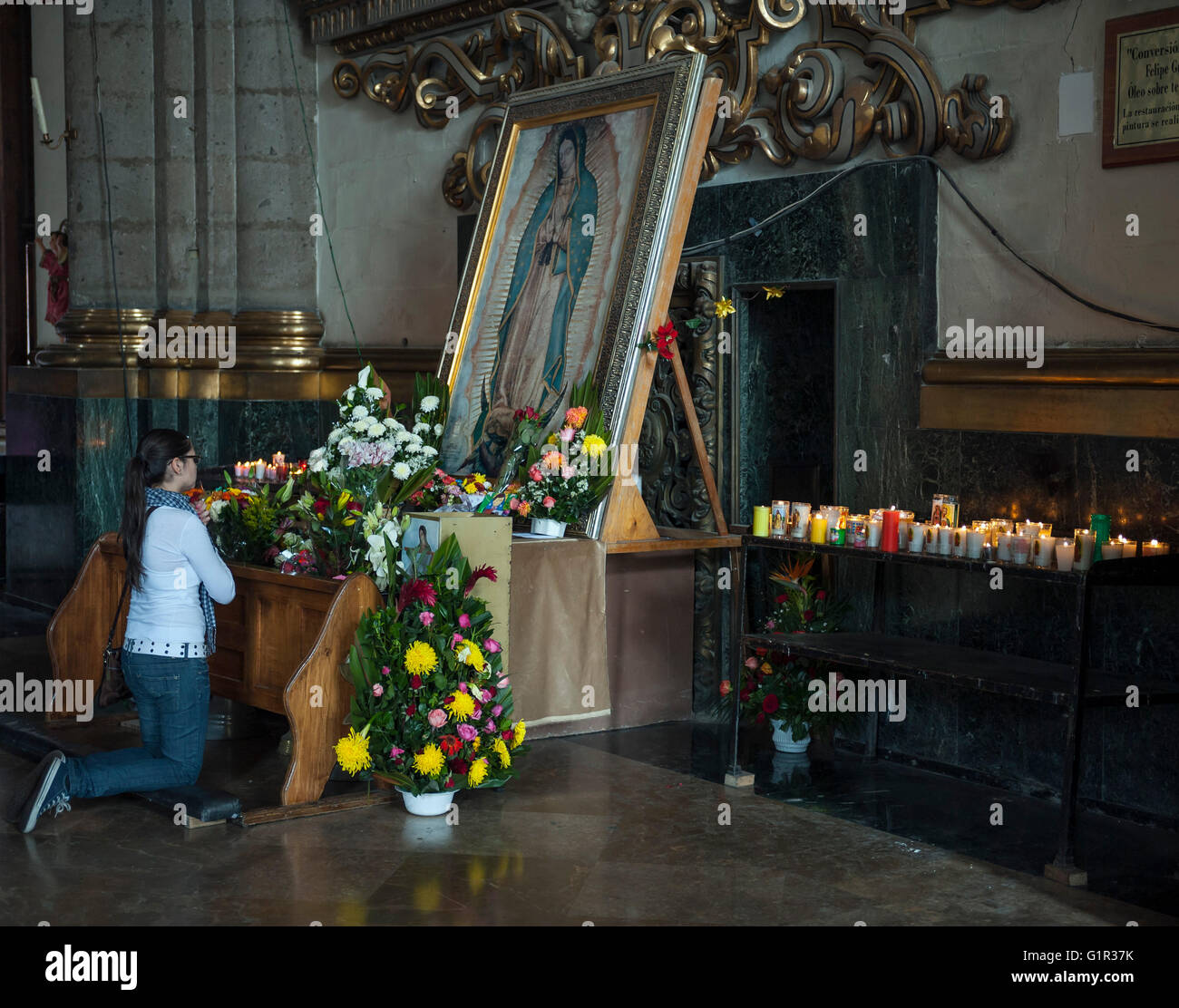 Mujer orando a maria fotografías e imágenes de alta resolución Alamy