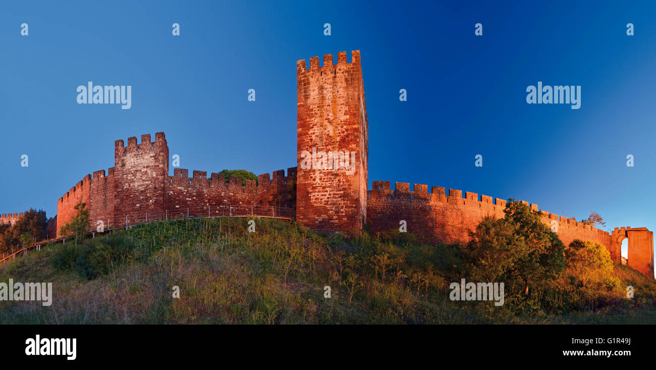 Portugal, Algarve: vista nocturna del castillo de Silves Foto de stock