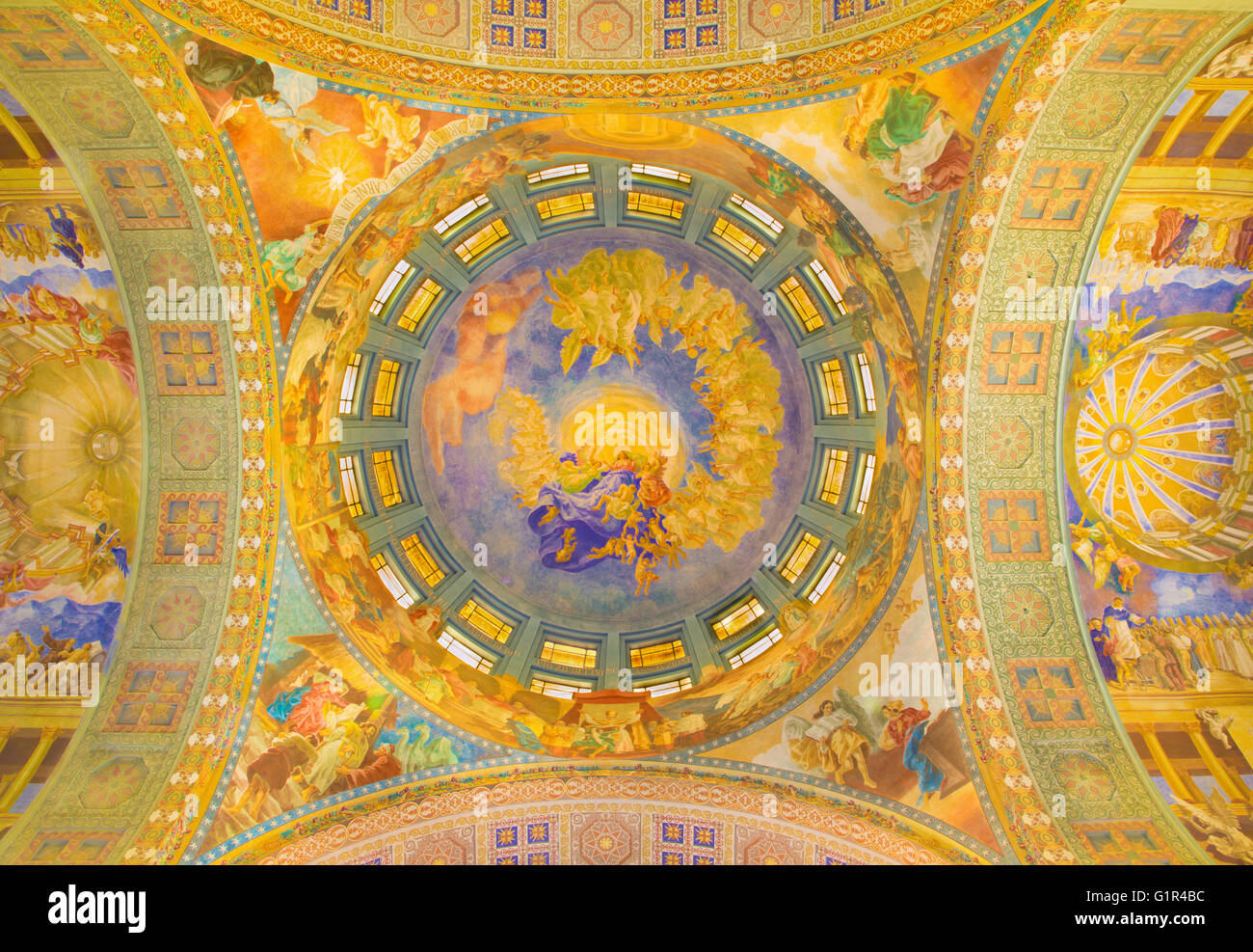 Roma, Italia - 10 de marzo de 2016: La cúpula principal con el supuesto fresco (1957 a 1965) Foto de stock