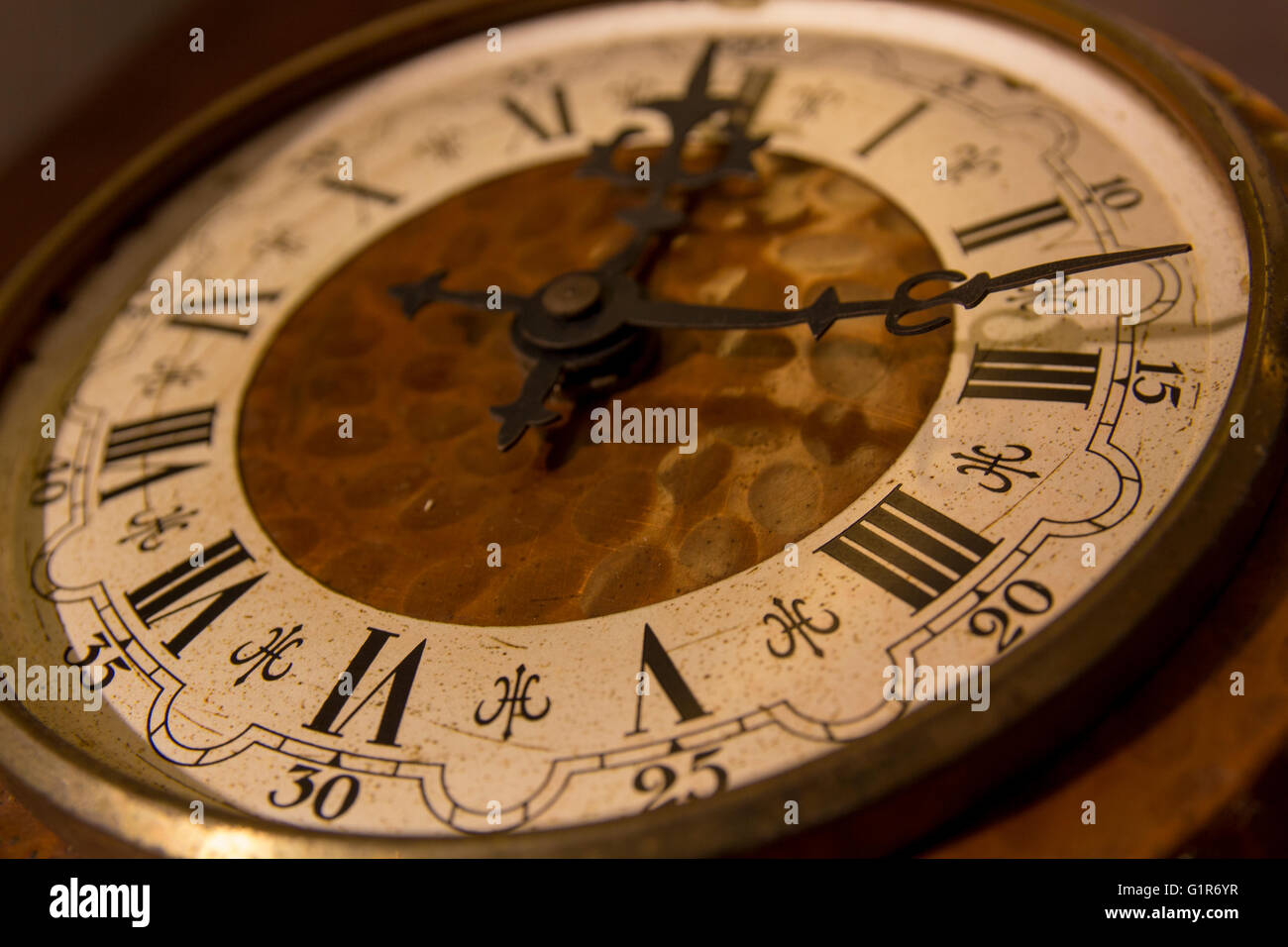 Antiguo reloj de cobre con números romanos. vintage, retro, antiguo  Fotografía de stock - Alamy