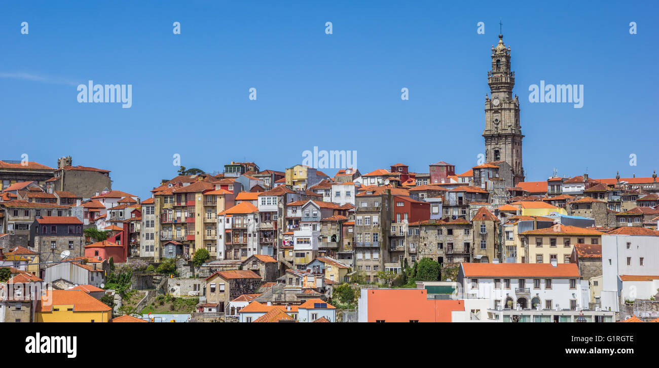 Panorama de Porto skyline con tejados y la torre de los Clérigos Foto de stock