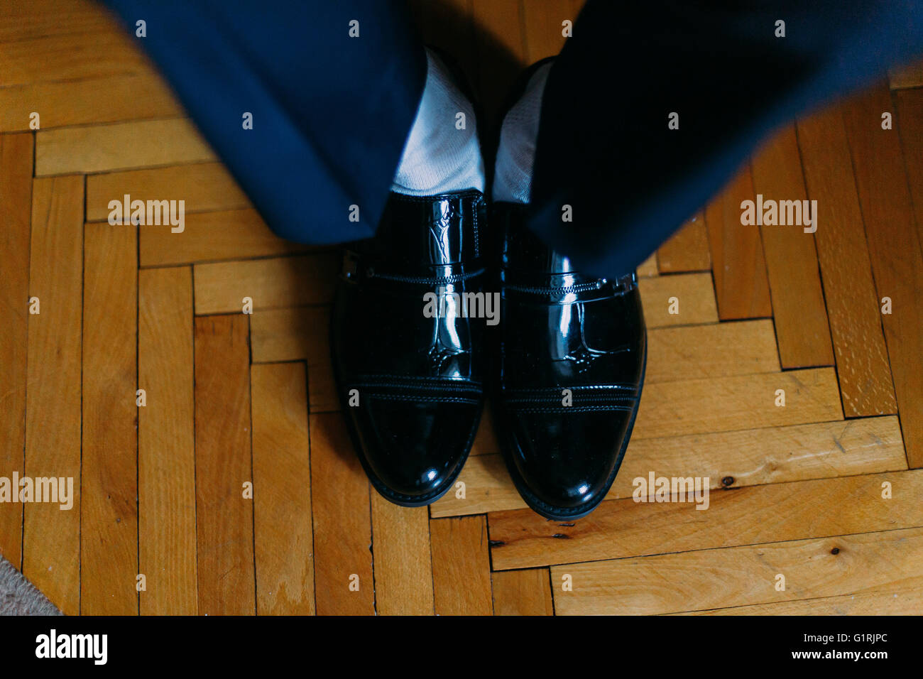 raspador Injusto Concurso Guapo confiado el novio en traje azul poniendo en zapatos negros, close-up  Fotografía de stock - Alamy