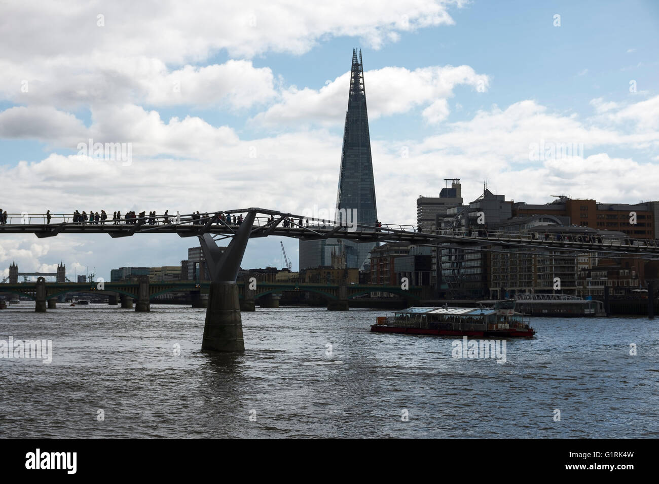 Silueta de la Shard y gente cruzando el Puente del Milenio en Londres, Gran Bretaña. Foto de stock
