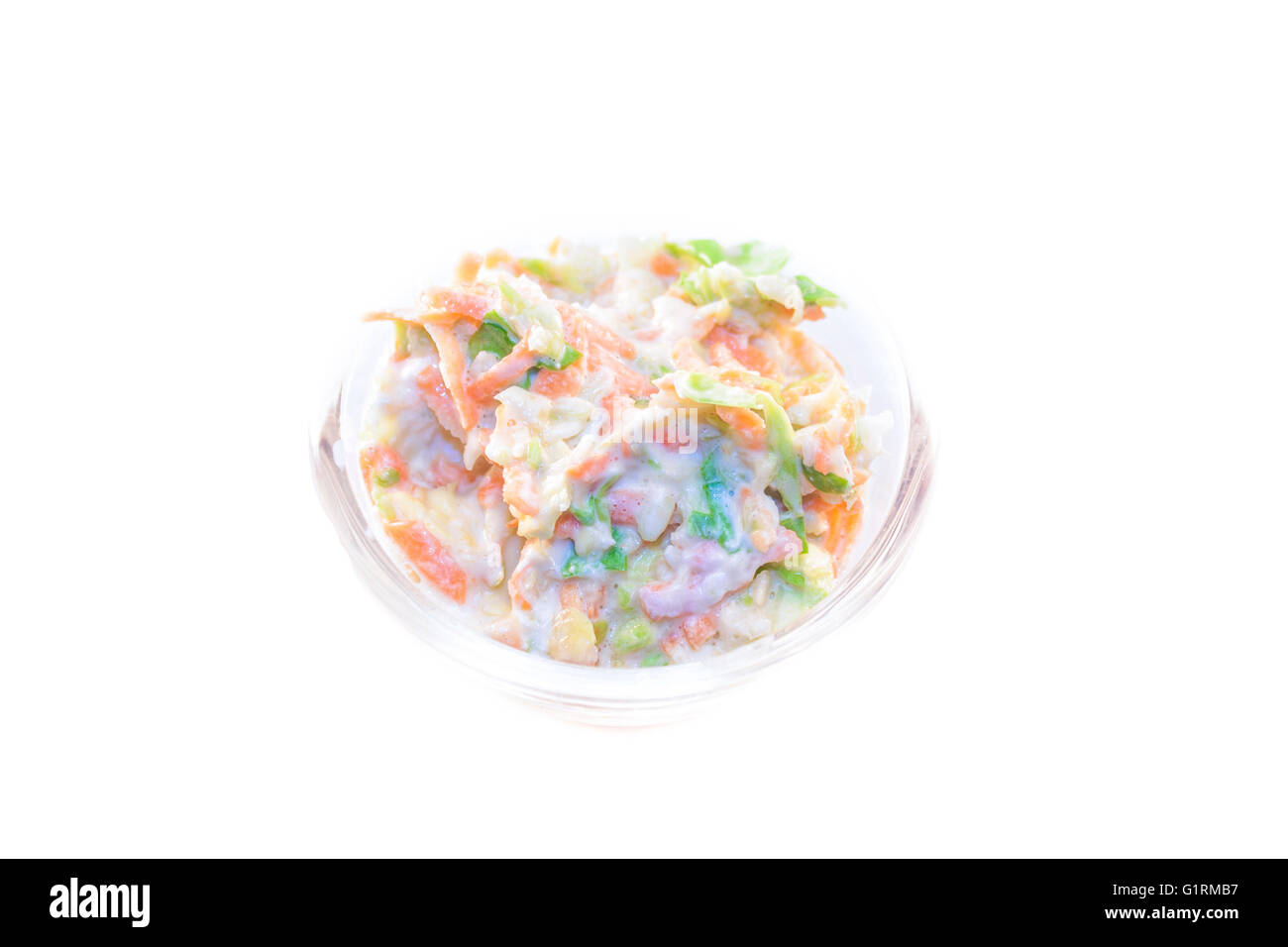 Un cuenco lleno de ensalada coleslaw, aislado sobre fondo blanco. Foto de stock