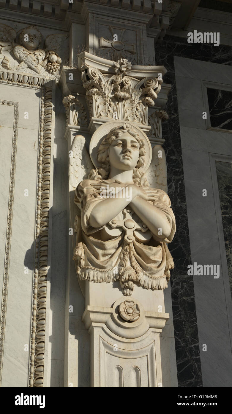 Hermoso ángel de mármol desde el portal de la Basílica de San Pablo Extramuros en Roma Foto de stock