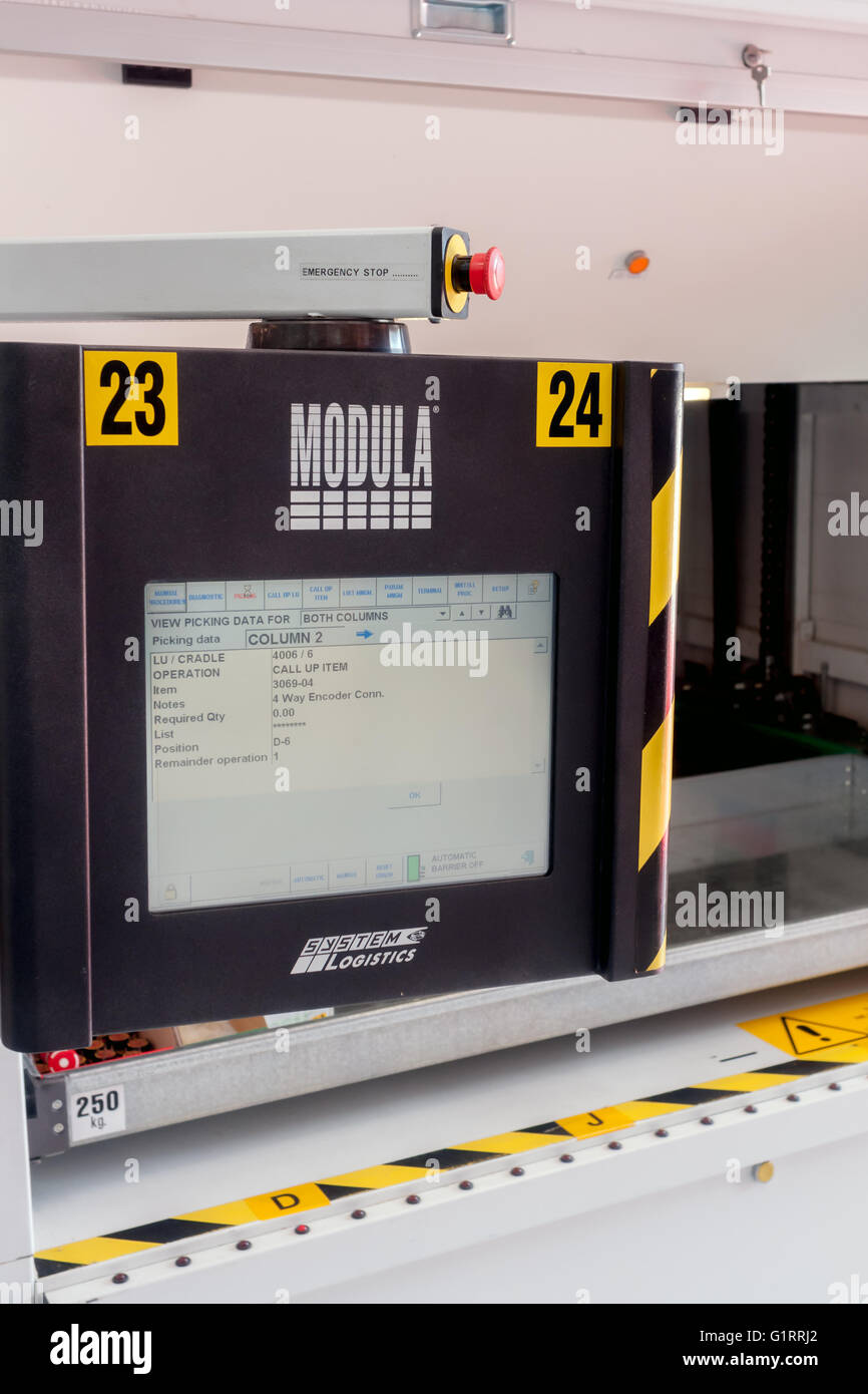 Bandeja de sistema de almacenamiento vertical automatizado de control Panel en un almacén de distribución moderna Foto de stock