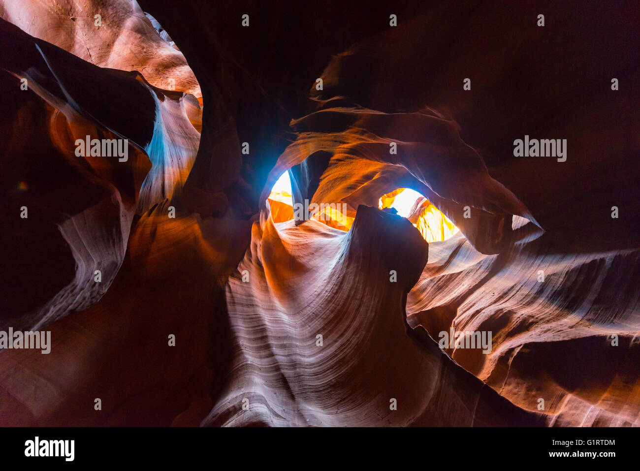 La incidencia de la luz en el cañón de piedra arenisca, slot canyon, de roca arenisca, Upper Antelope Canyon, página, la Nación Navajo, Arizona, EE.UU. Foto de stock