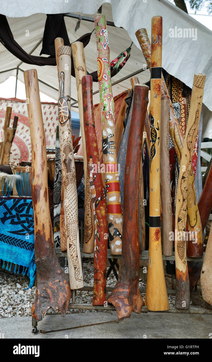 Stand con Didgeridoo instrumentos musicales de bambú, mercado de arte y