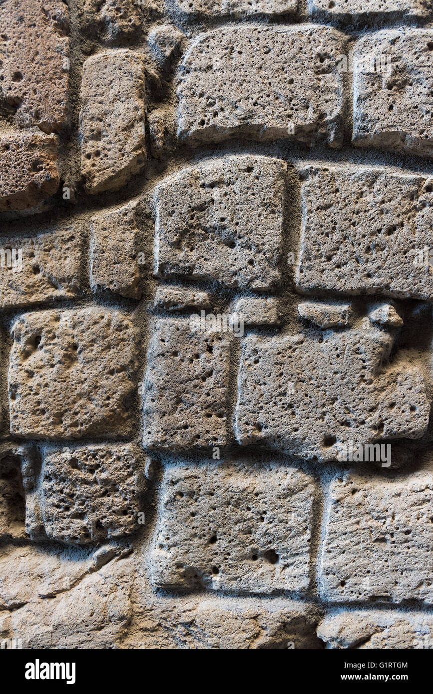 Antiguo muro de piedra, toba, Pitigliano, Maremma, distrito de Grosseto, Toscana, Italia Foto de stock