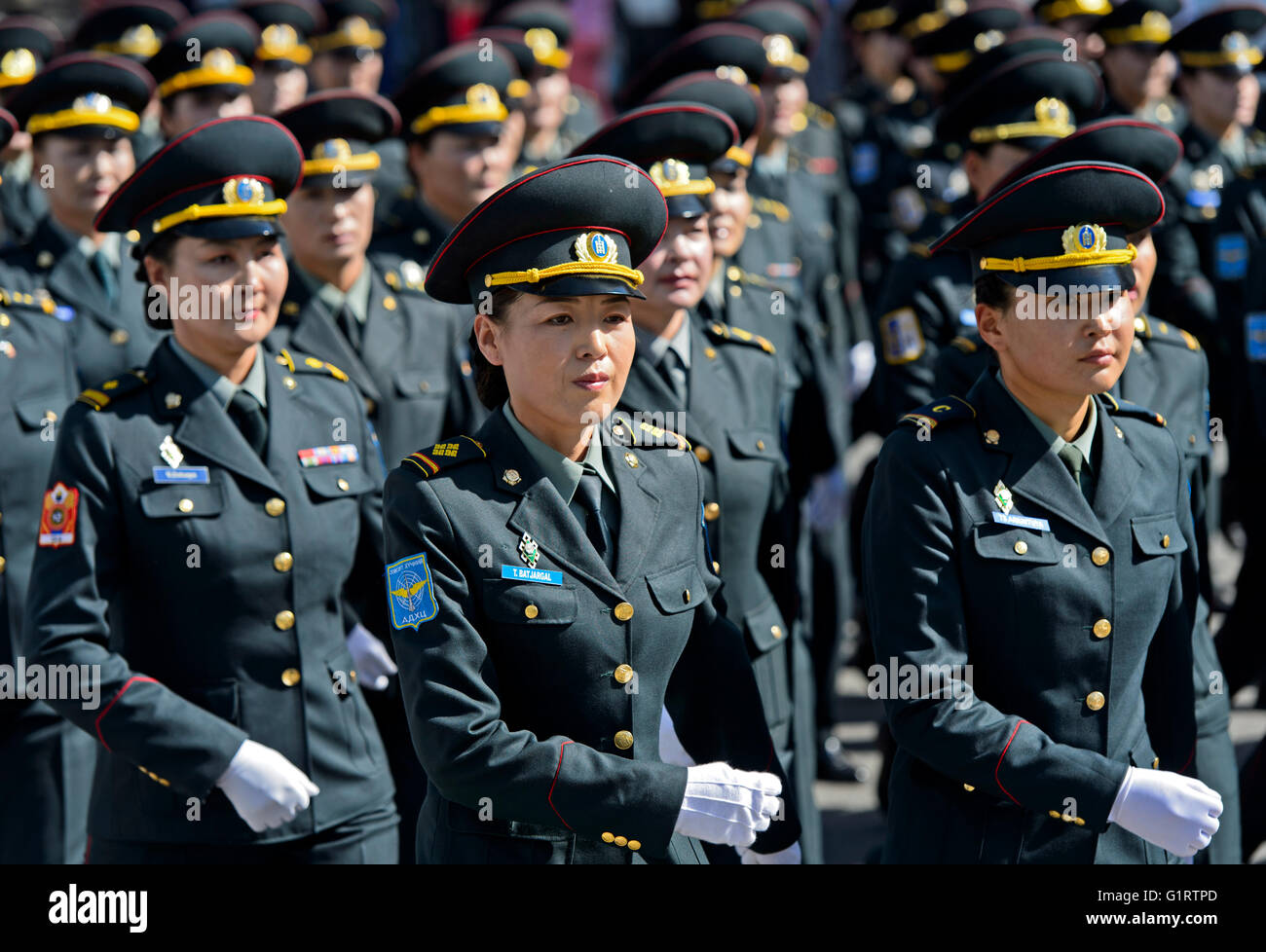 Las mujeres uniformados en el desfile militar, unidad de defensa aérea, las tropas de Ulaanbaatar, Mongolia Foto de stock