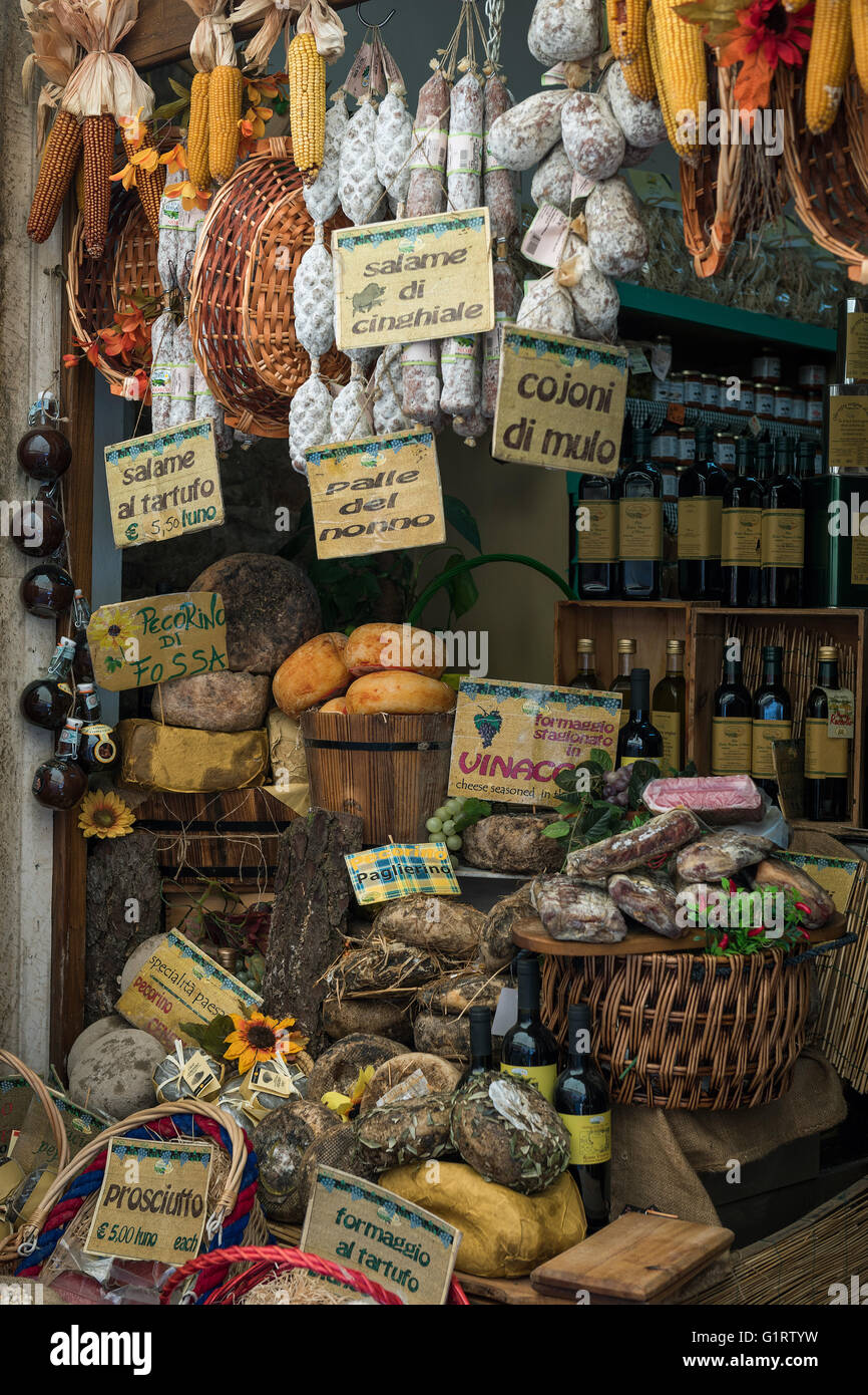 Deli con salami y queso, Castiglione del Lago, Umbría. Foto de stock