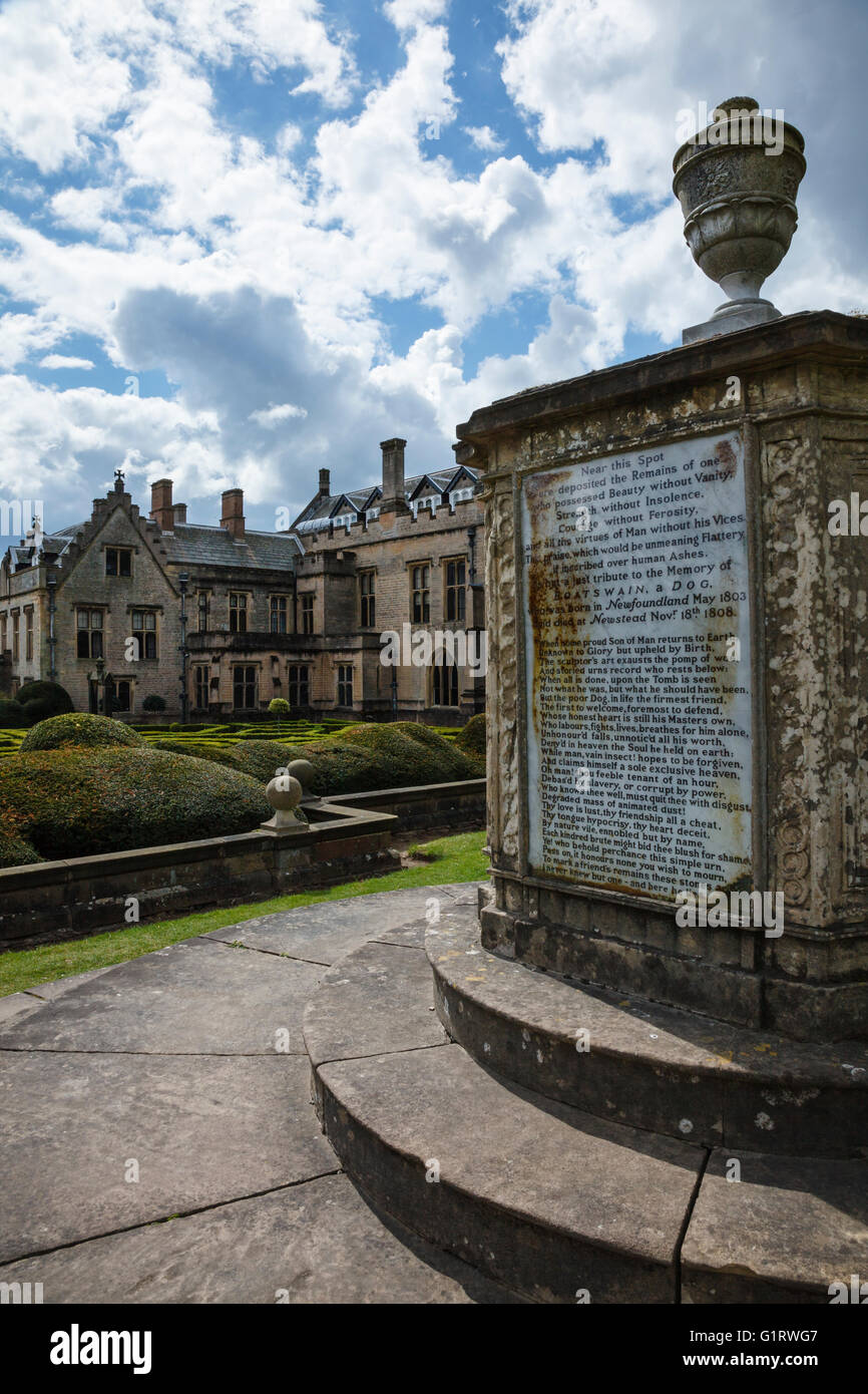 Boatswain's Monument (monumento a Lord Byron de su perro Boatswain), Newstead abadía, Nottinghamshire, Inglaterra, Reino Unido. Foto de stock