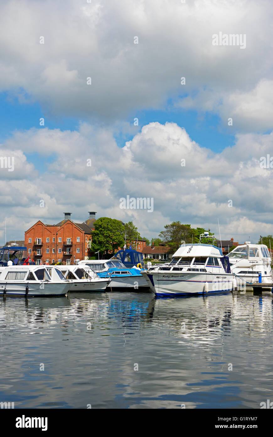 Barcas en Oulton Broad, Norfolk Broads National Park, Norfolk, Inglaterra Foto de stock