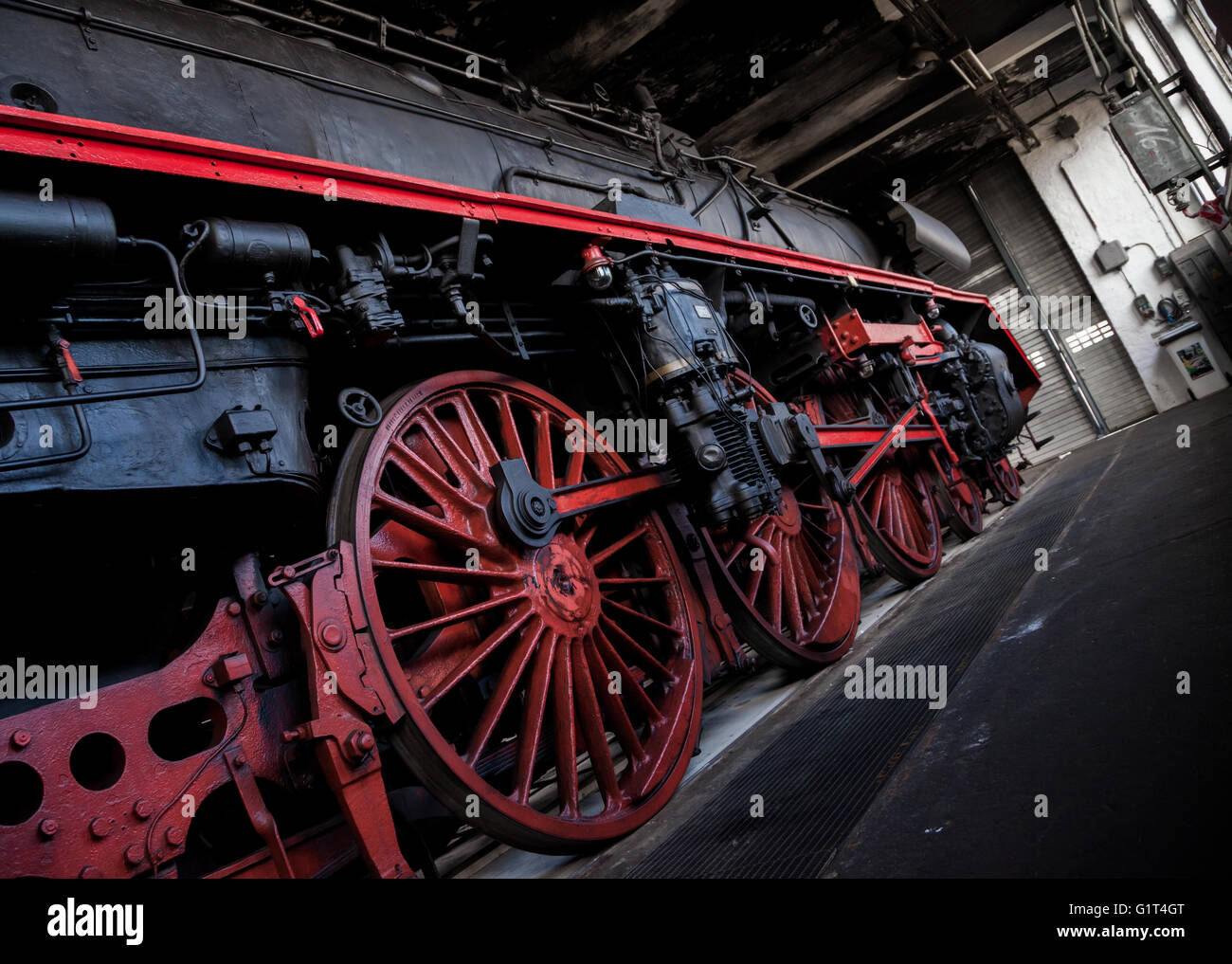 Las ruedas de un tren de vapor alemán Foto de stock