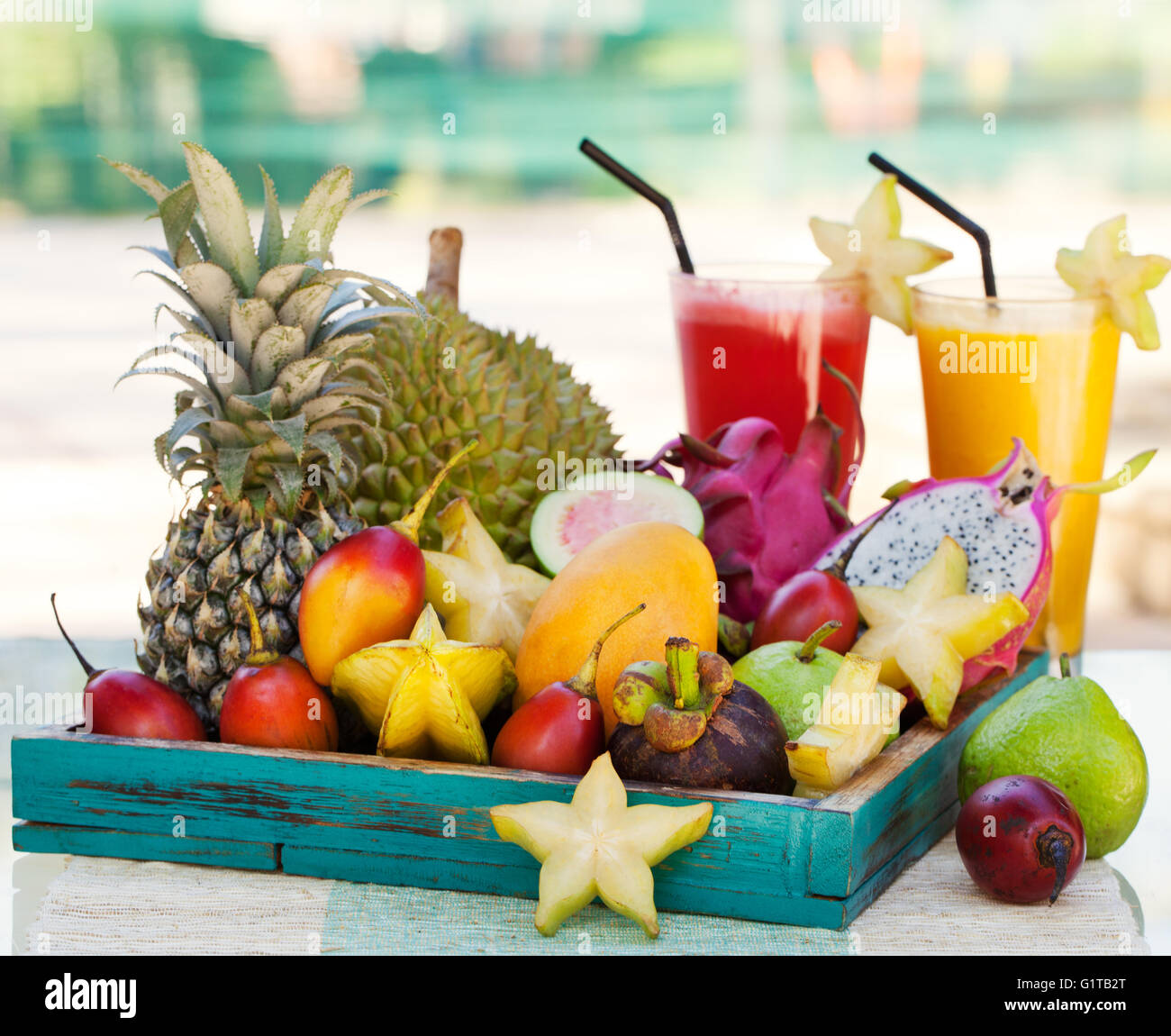 Surtido de frutas exóticas tropicales con batidos y zumos frescos  Fotografía de stock - Alamy