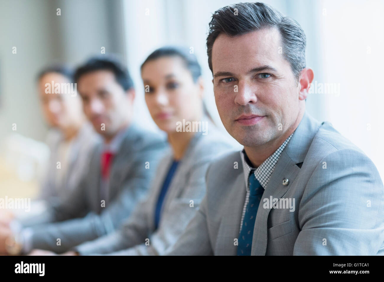 Retrato de confianza del empresario y sus colegas en una fila Foto de stock