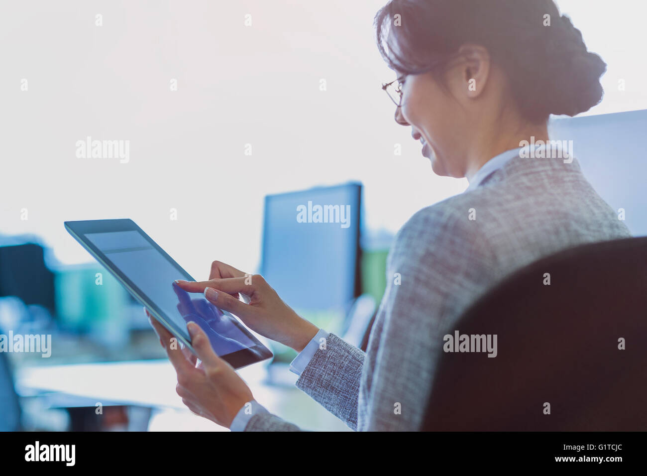 La empresaria utilizando tablet digital en Office Foto de stock
