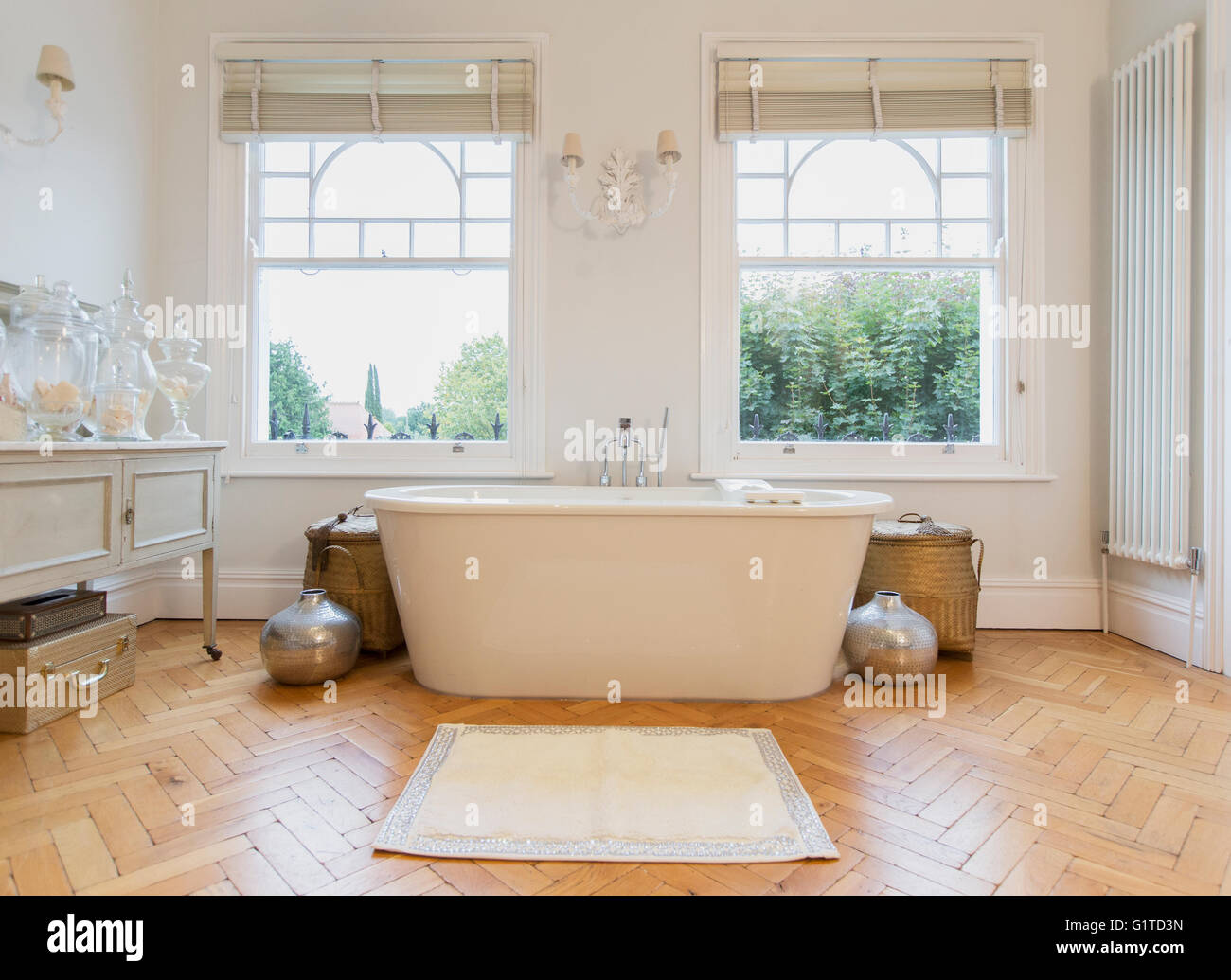 Escaparate del hogar bañera interior y suelo de parquet Foto de stock