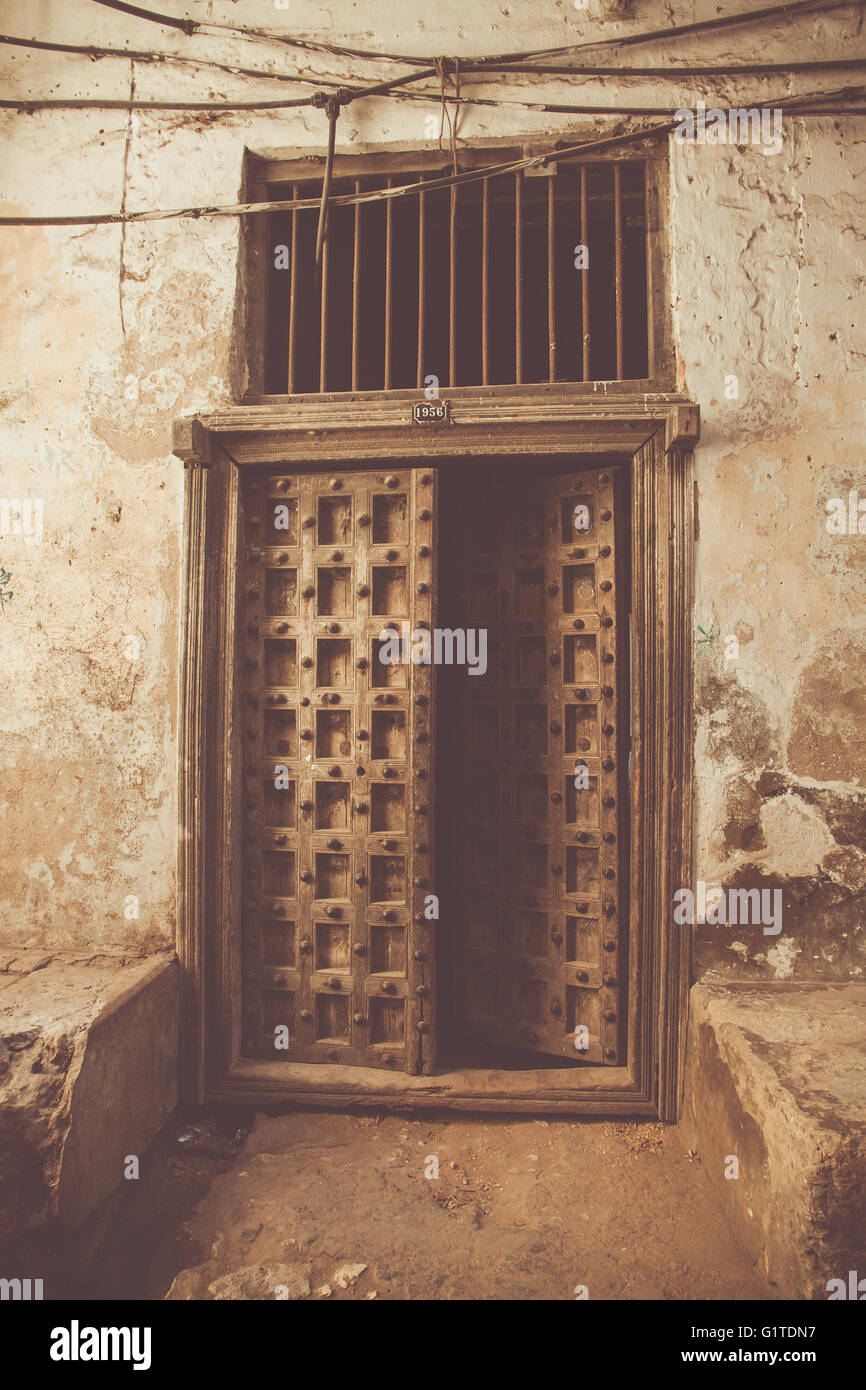 Antigua puerta misteriosa Fotografía de stock - Alamy
