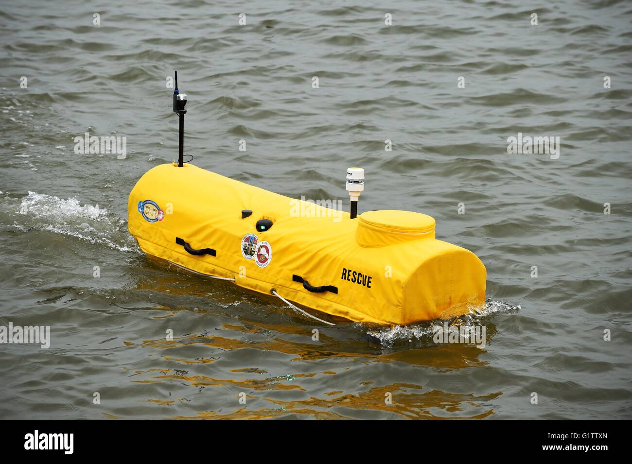 Una boya móvil autónomo está demostrada en el National Harbor durante el 2016 Sea-Air-Space Exposición, 18 de mayo de 2016 en Baltimore, Maryland. La Oficina de Investigaciones Navales desarrolló el dispositivo robótico de rescate. Foto de stock