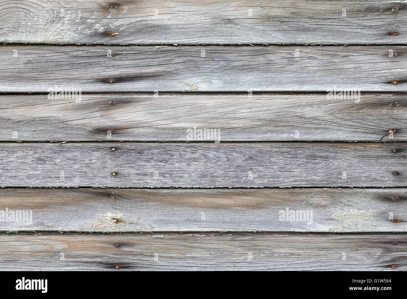 Viejas placas de madera desgastada con clavos oxidados. Foto de stock