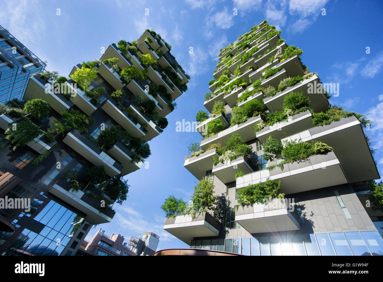 Milán, Italia - 15 de mayo de 2016: Bosco Verticale (Vertical) del bosque bajo Vista. Diseñado por Stefano Boeri, la arquitectura sostenible en Foto de stock