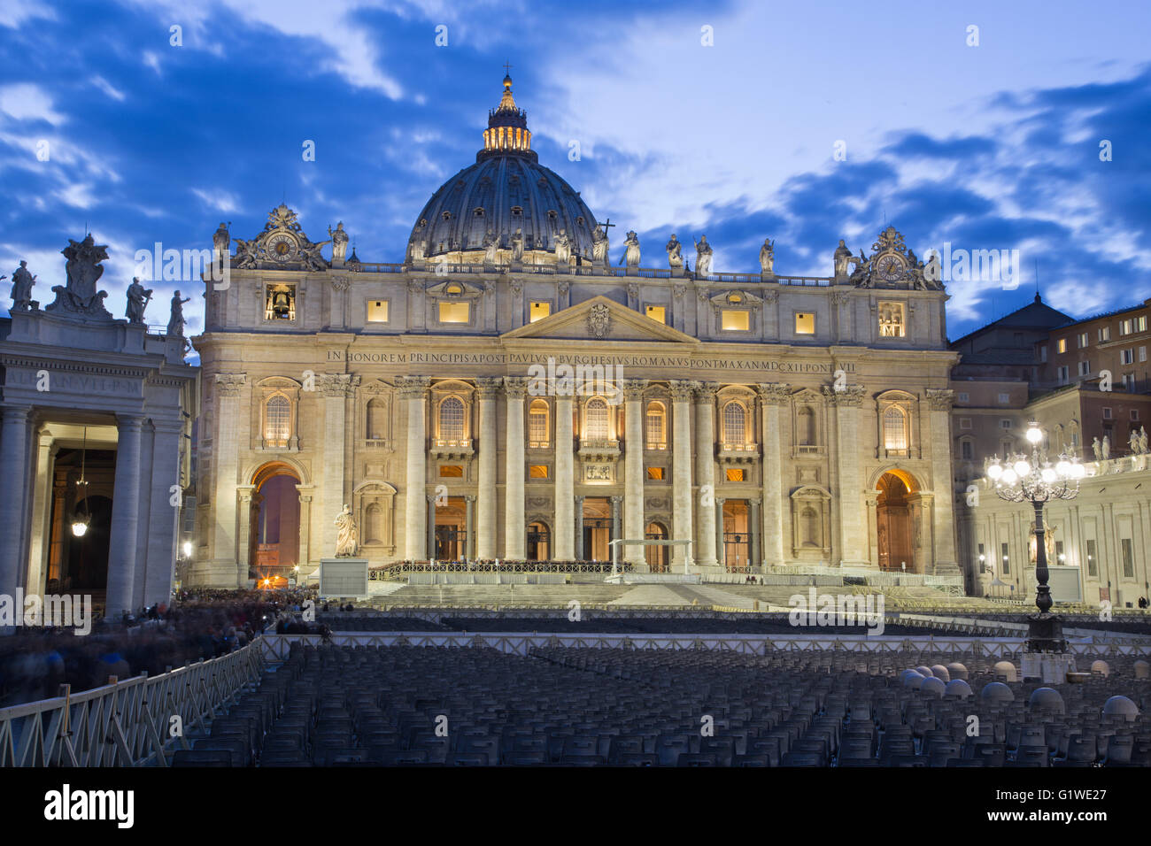 Roma - La Basílica de San Pedro - "Basilica di San Pietro" y la plaza al atardecer. Foto de stock