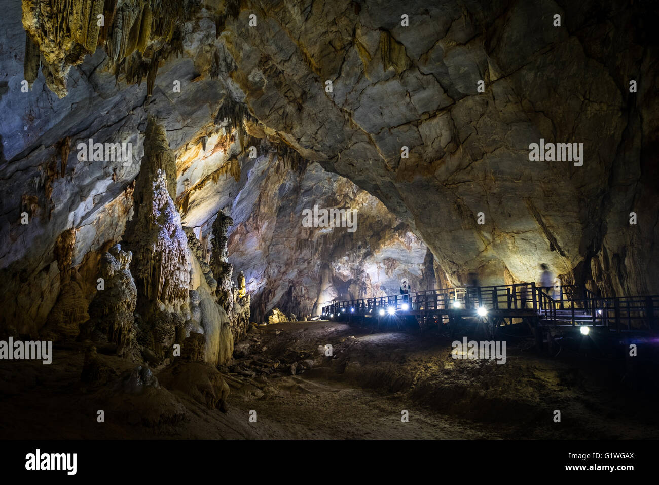 La gente admira la Cueva del paraíso en el Parque Nacional Phong Nha, Vietnam Foto de stock