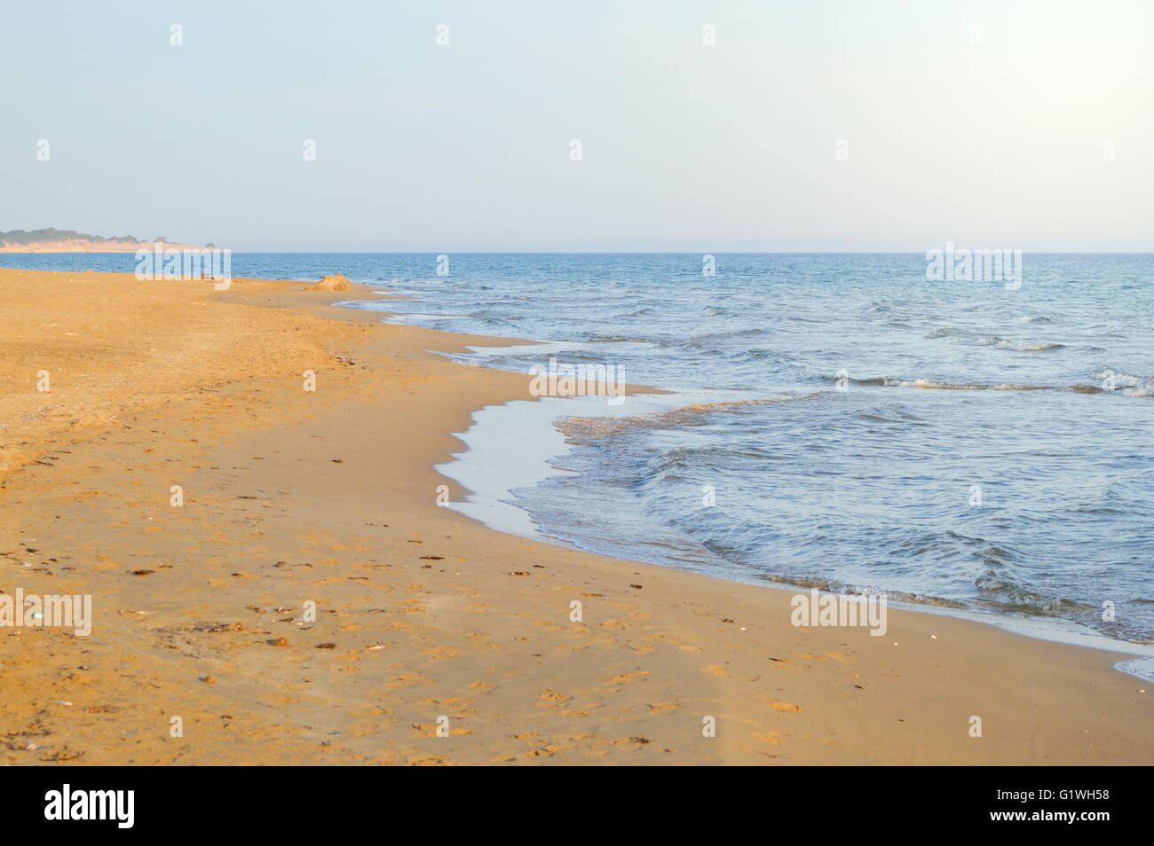 Playa vacía con el mar en calma. Resumen de vacaciones de verano Foto de stock