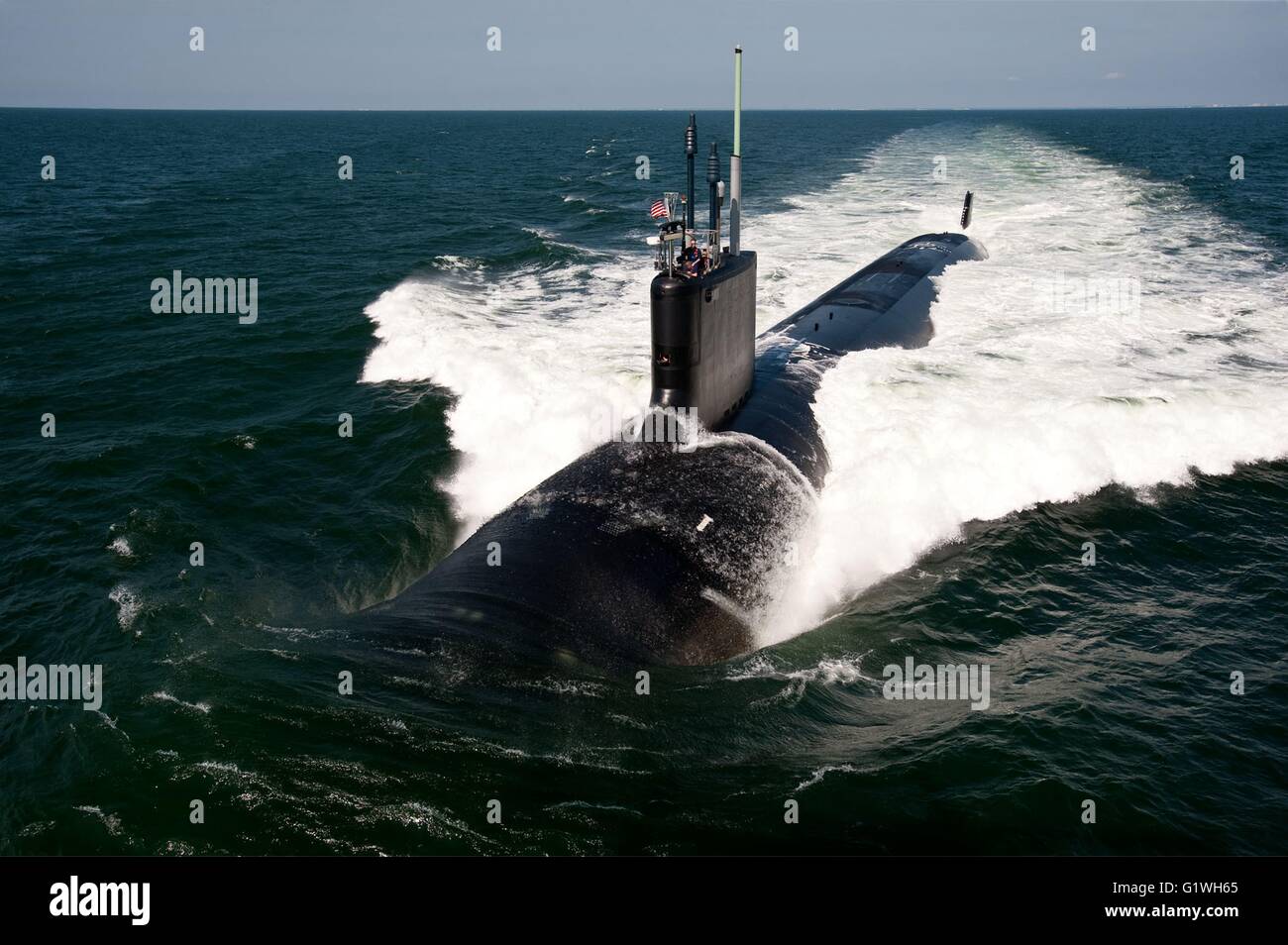 La Marina de los EE.UU. Virginia-clase de submarinos de ataque USS California en marcha durante las pruebas de mar el 30 de junio de 2011 en el Océano Atlántico. Foto de stock