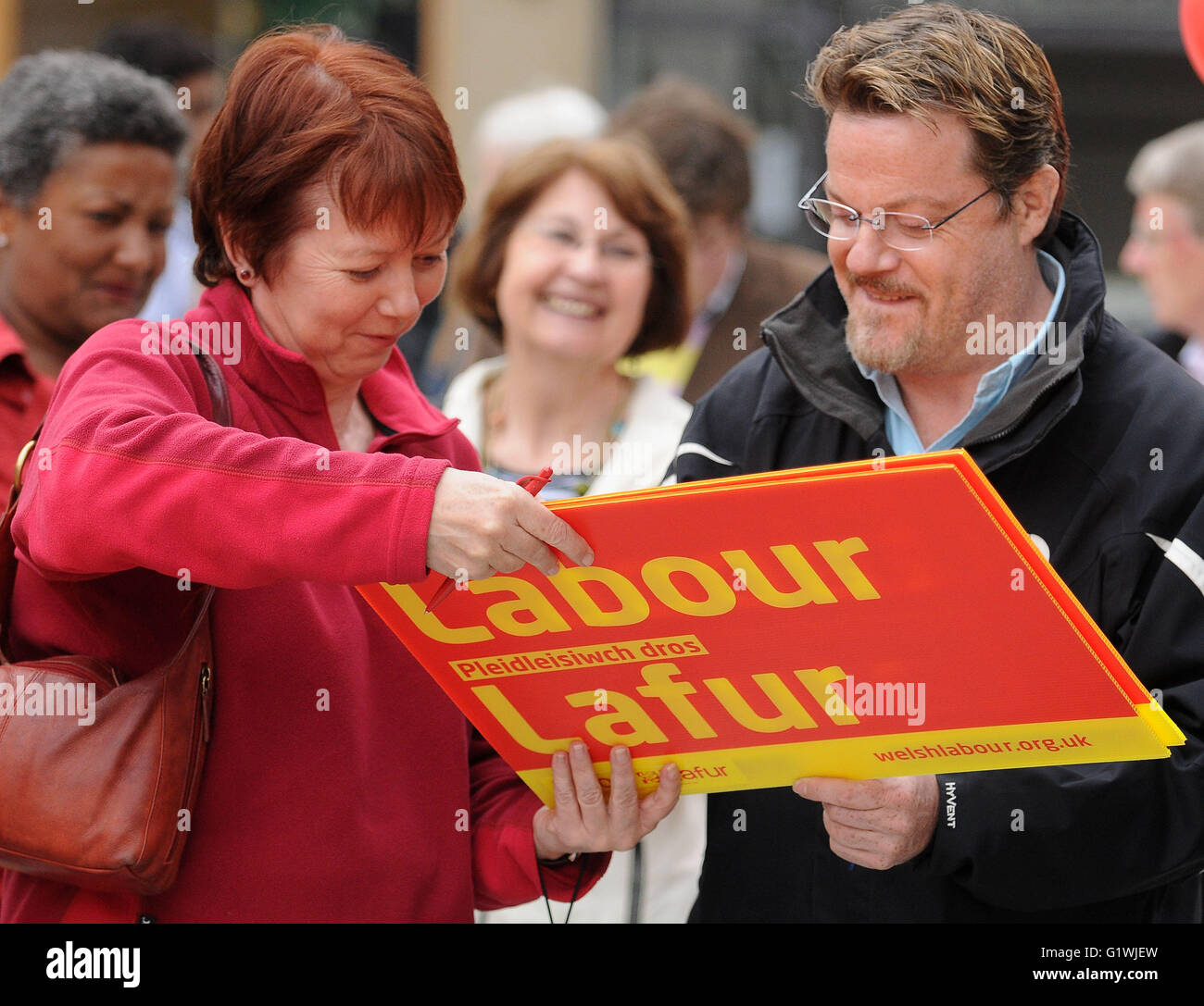 Eddie Izzard, quien apoya la campaña permanecen en Europa, la campaña para la mano de obra en Cardiff, Gales. Foto de stock