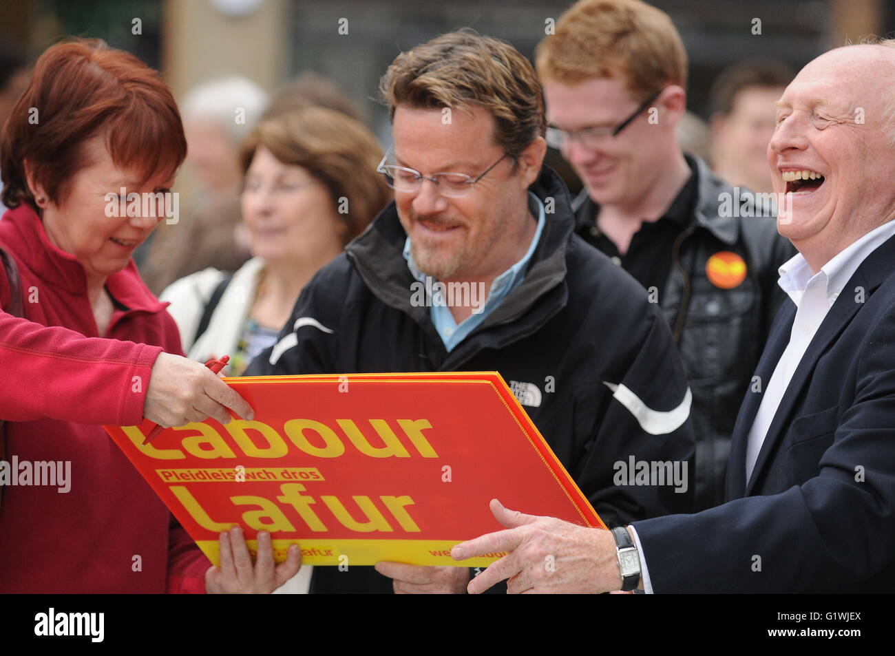 Eddie Izzard, quien apoya la campaña permanecen en Europa, la campaña para la mano de obra en Cardiff, Gales. Foto de stock