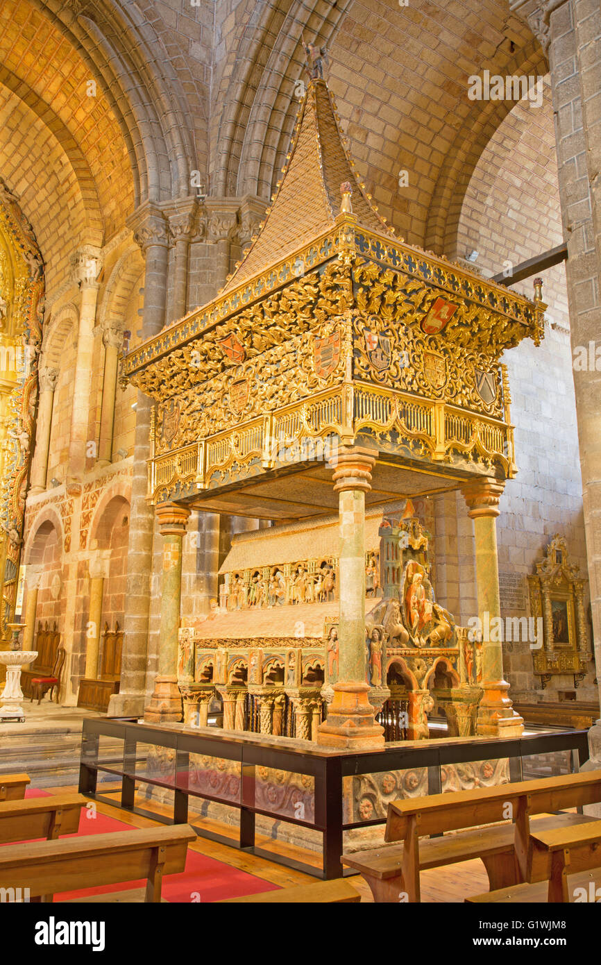 Ávila, España - 19 de abril, 2016: el monumento funerario policromada románica cenotafio de los Santos Hermanos Mártires iglesia Foto de stock